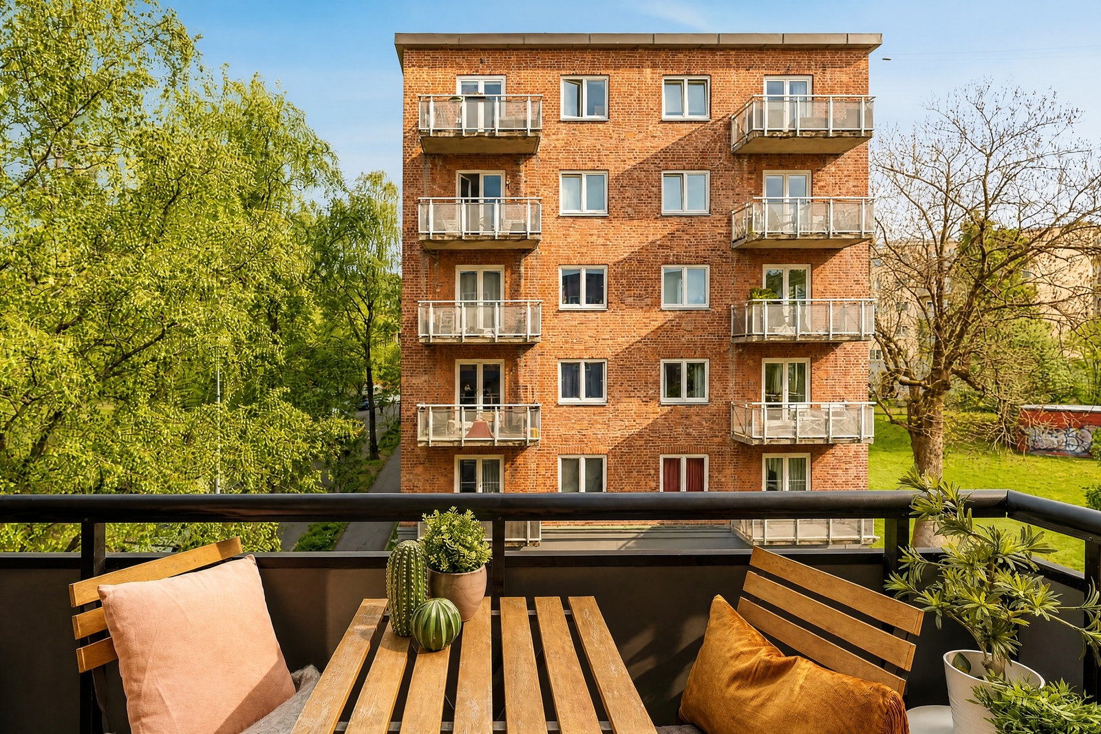 Balkongen blir en naturlig forlengelse av stuen på sommerhalvåret. Galleribilde