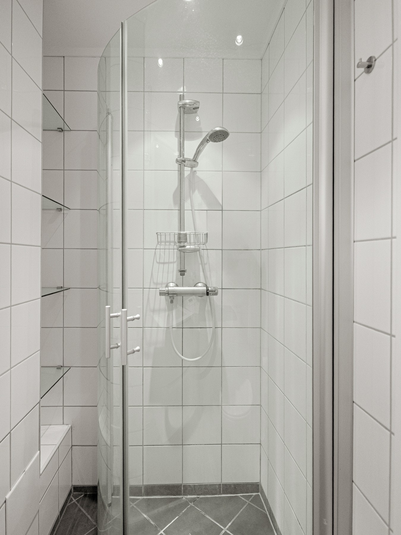 Badet har opplegg for vaskemaskin og varmekabler i gulv. Galleribilde