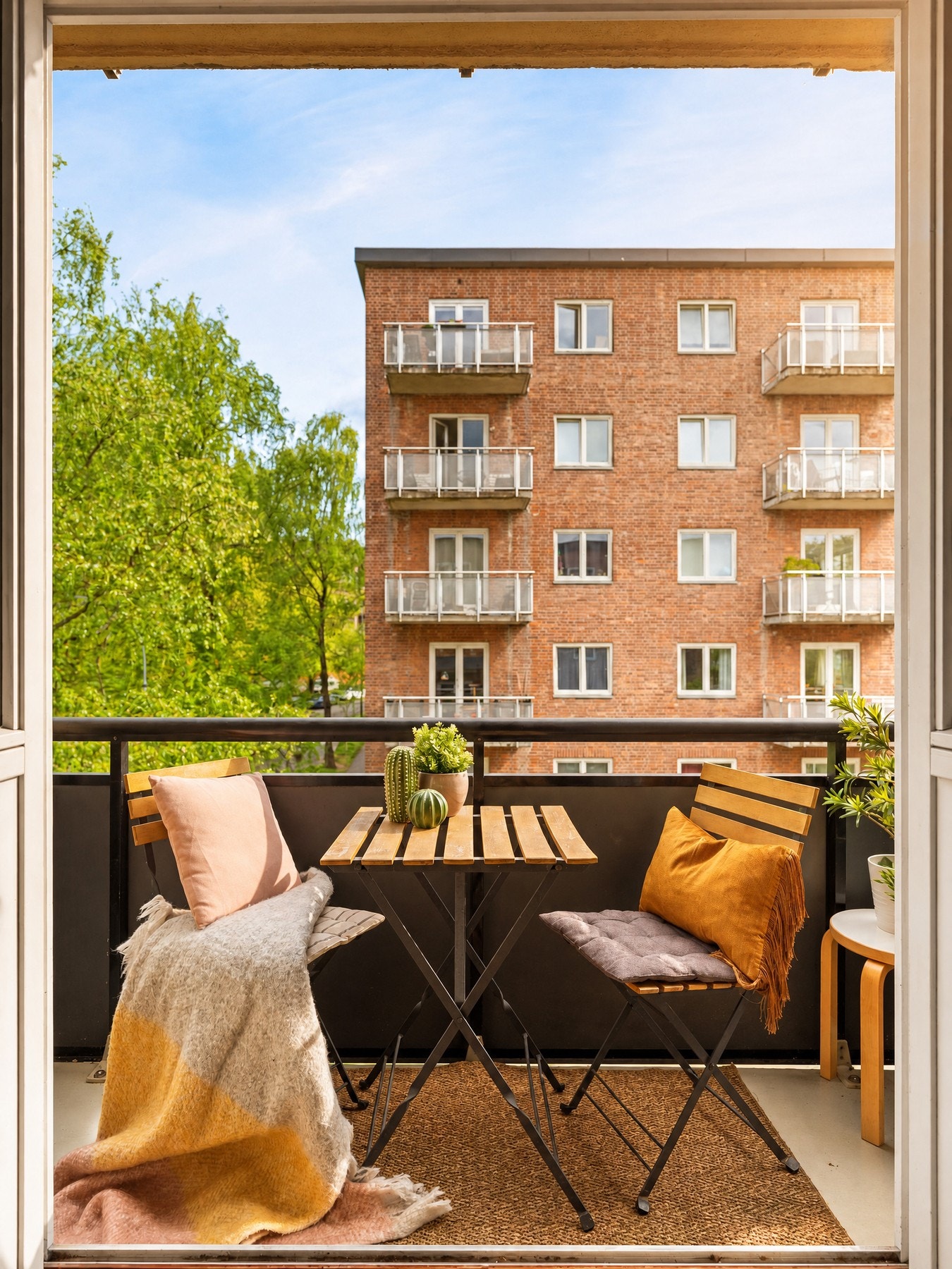 Stue med tilgang til balkong. Galleribilde