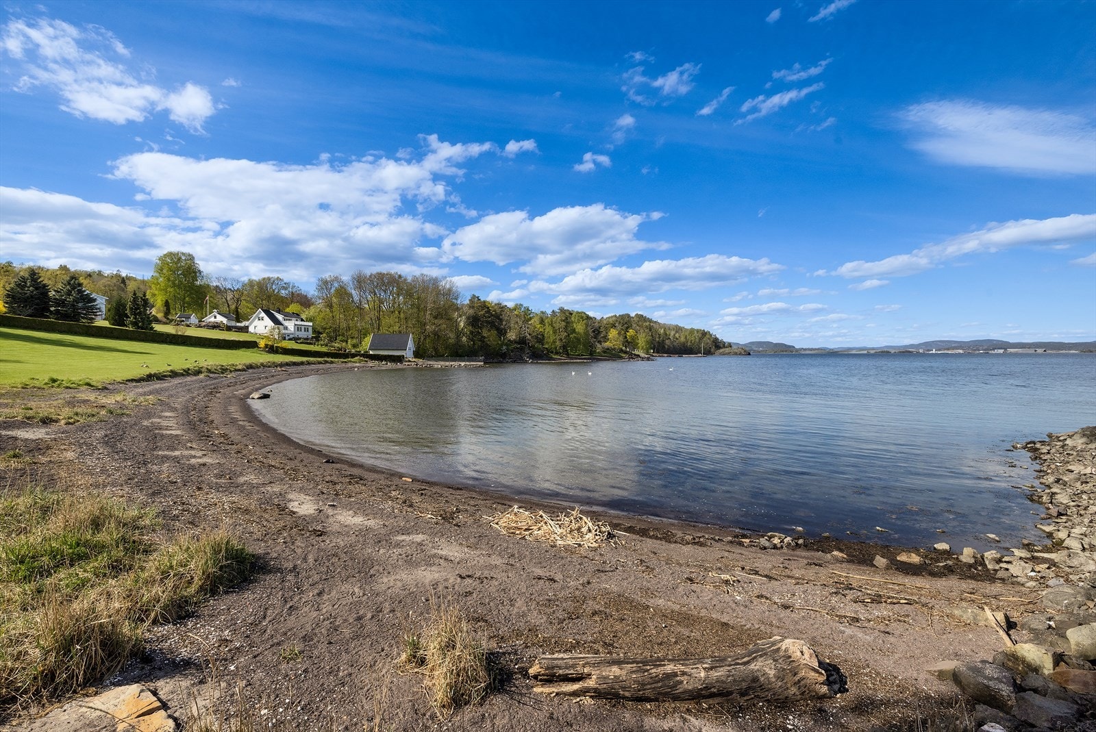 Bade- og friluftsmulighetene er mange: det er populært å bade fra skjæret ved moloen, og en 15 minutters spasertur tar deg til Sand Camping med sandstrand, kiosk og isutsalg. Galleribilde
