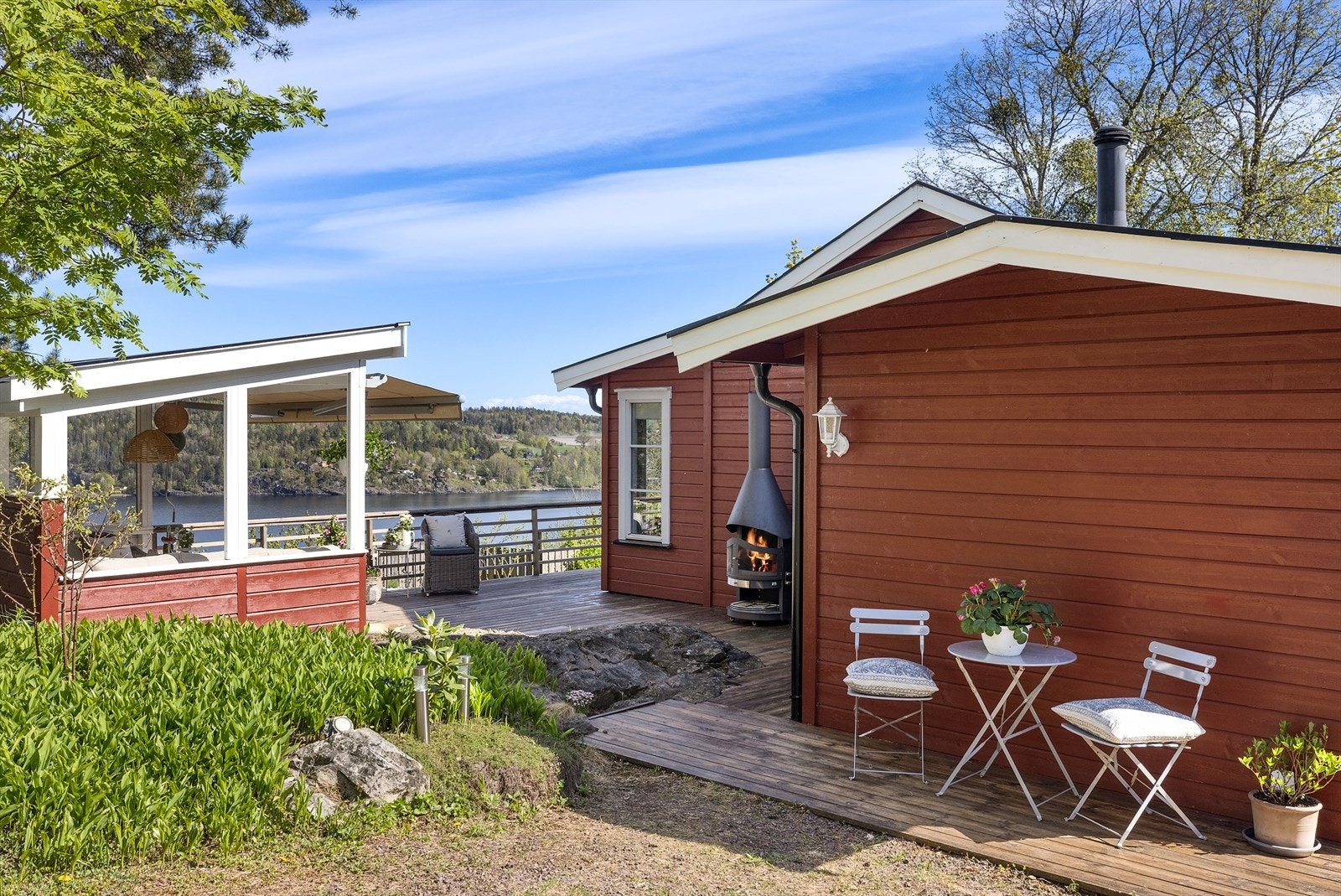 En sjarmerende og koselig hytte ved fjorden, med gode solforhold, eget anneks, stor terrasse og gode parkeringsmuligheter. Galleribilde
