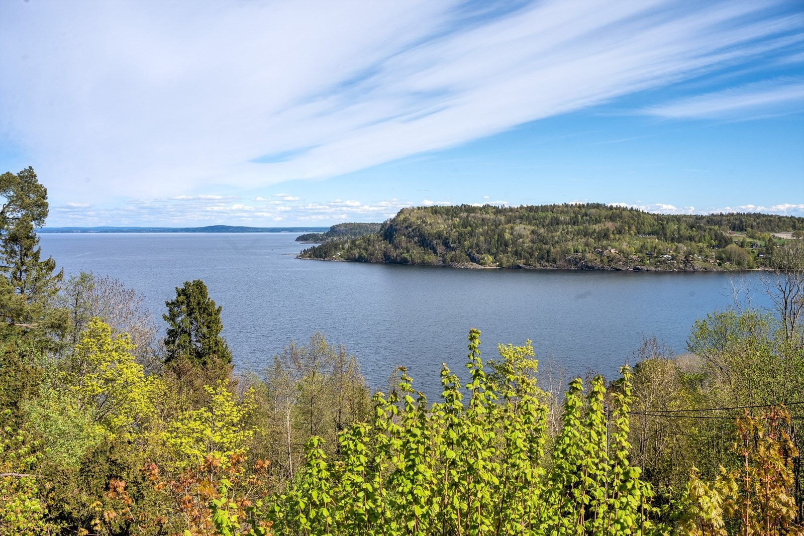 Med sin sentrale beliggenhet i Oslofjordens skjærgård, ligger hytta perfekt til for å utforske fjorden - enten med båt, sykkel eller til fots. Sjarmerende Holmsbu ligger bare en liten båttur unna. Galleribilde