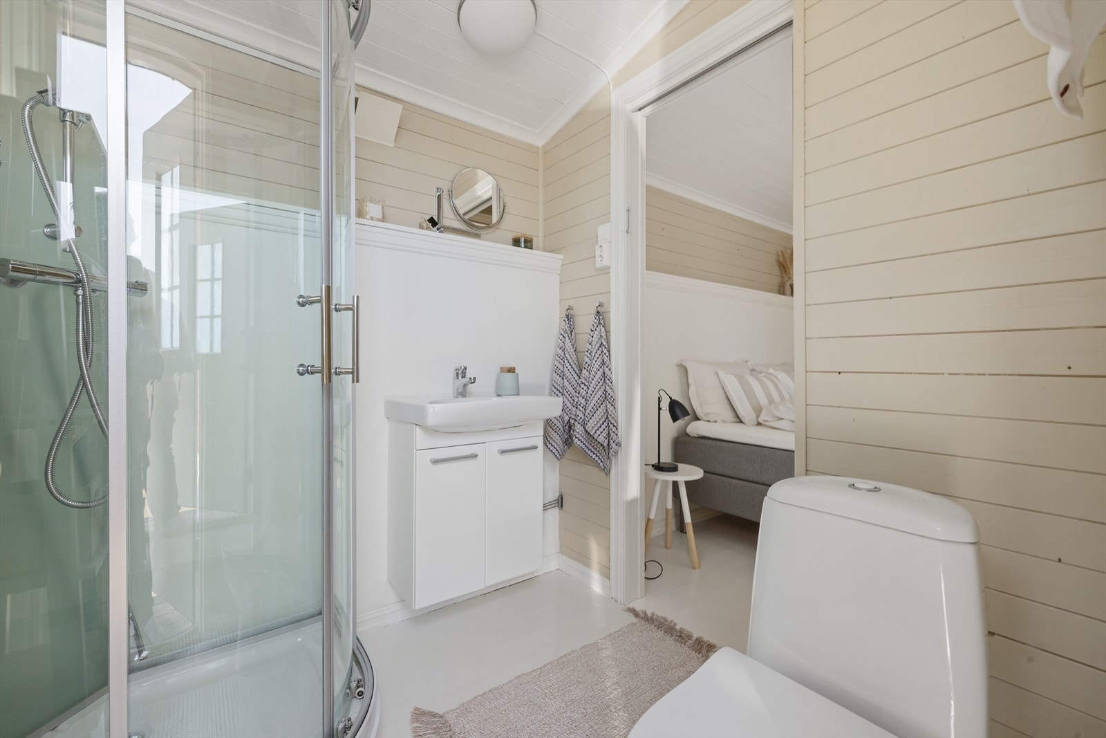 Badet er moderne utstyrt med dusjkabinett, servant med møbel og toalett. Galleribilde