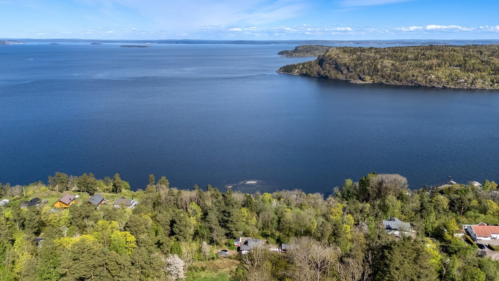 Det tar rundt ti min å kjøre til Holmestrand sentrum og ca. 15 min til Horten - begge med et godt utvalg av butikker, vinmonopol, apotek, kafeer og restauranter. E18 nås på fem minutter, og herfra er det ca. én time til Oslo, 20 minutter til Tønsberg. Galleribilde