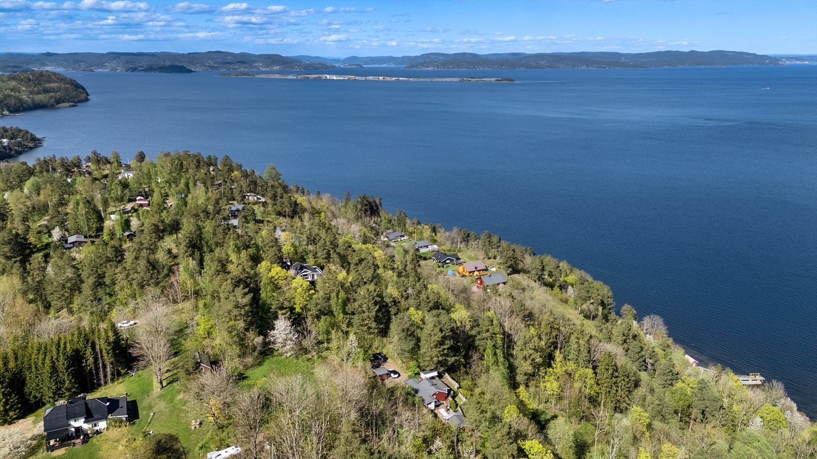 Rett utenfor hyttedøra går Kyststien - perfekt for både små og lengre turer. Fra hytta kan også turen legges Frebergskastet, Mulvika og Varnestangen. Galleribilde