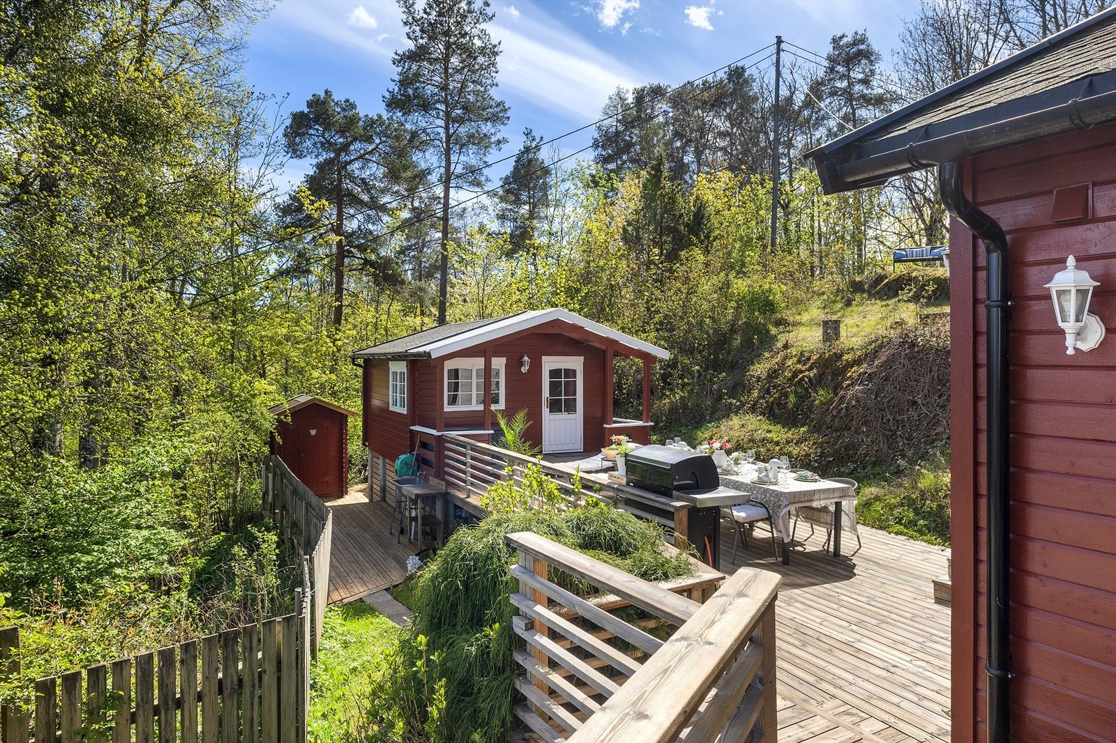 Tomten er naturlig kupert og omgitt av frodig natur som sikrer en privat og fredelig atmosfære. Galleribilde