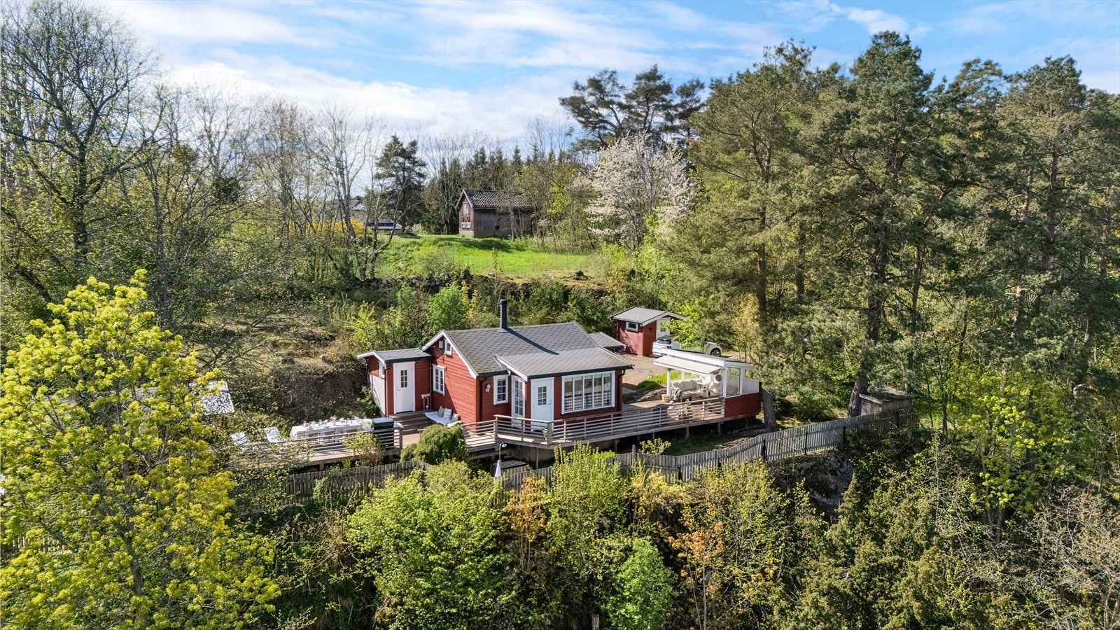 Hytta ligger idyllisk til på Helland, på en solrik og fredelig eiendom omgitt av frodig natur. Galleribilde