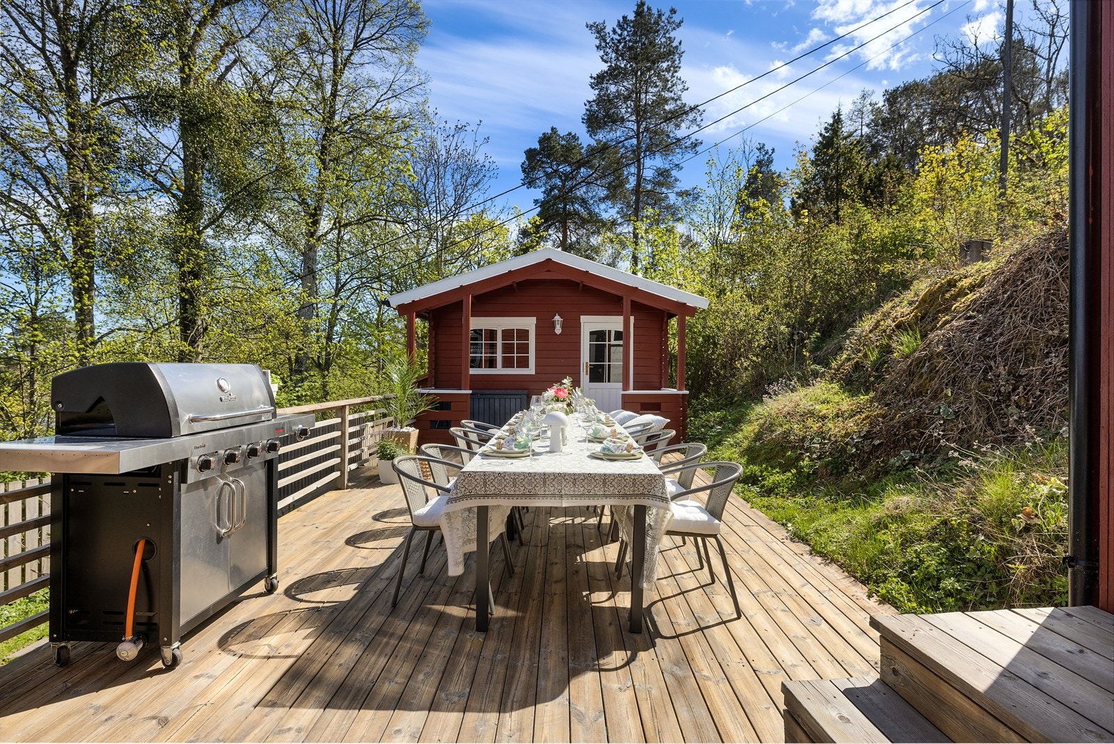 I enden av terrassen er det et frittliggende annekse på ca. 15 kvm som gir stor fleksibilitet. Galleribilde