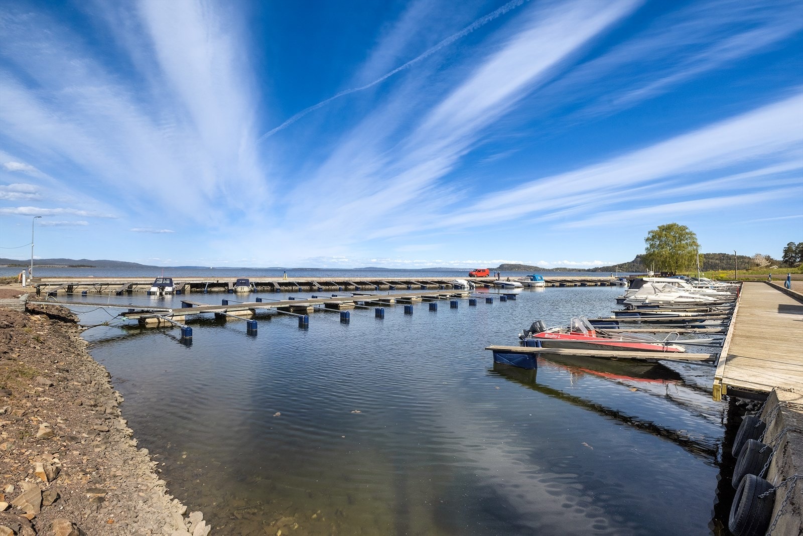 Fra eiendommen er det kun en spasertur ned til fjorden. Her finner du en felles brygge med badeplass og mulighet for båtplass i Østre Helland båthavn, der en ny eier har rett til medlemskap. Galleribilde