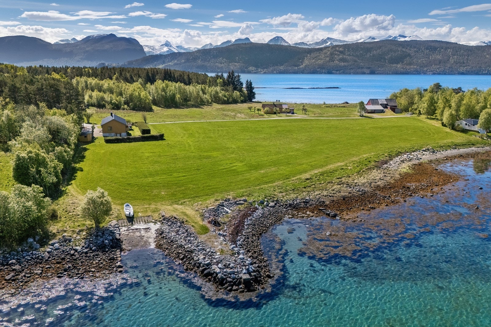 Her bor du i landlige og fredelige omgivelser med sjøen som nærmeste nabo. Galleribilde