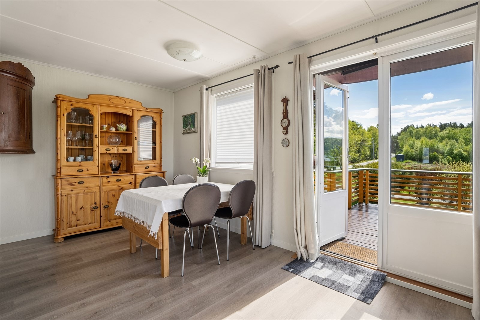 Spisestuen ligger i åpen forbindelse med stuen og har direkte utgang til verandaen. Galleribilde