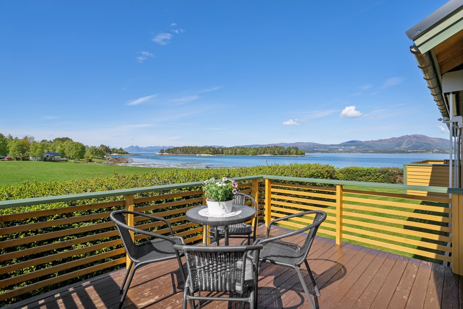 Fra stuen er det utgang til en romslig, sørvendt veranda på ca. 25 m². Galleribilde