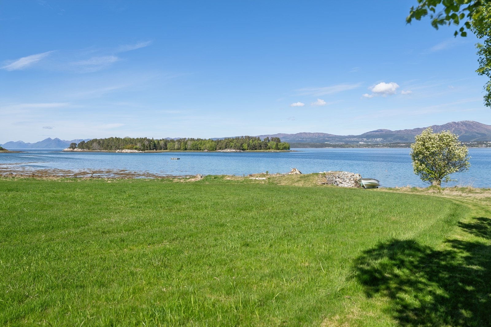 Tomten er forholdsvis flat og gir gode muligheter for utendørsaktiviteter og hagebruk. Galleribilde