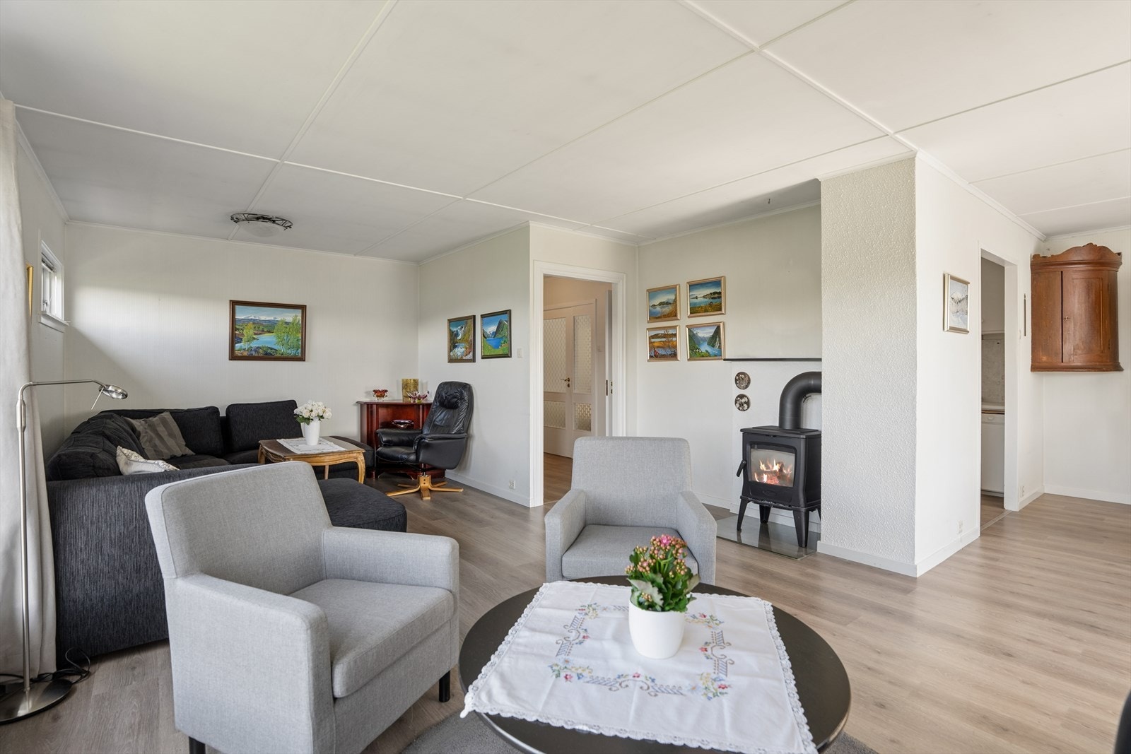 Stuen har laminat på gulvet og en vedovn som gir god varme. Galleribilde
