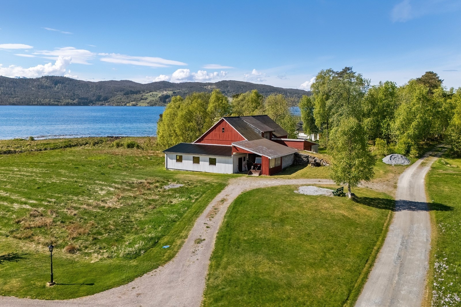 Eiendommen inkluderer en stor låve for lagring og en frittstående carport med bod. Galleribilde