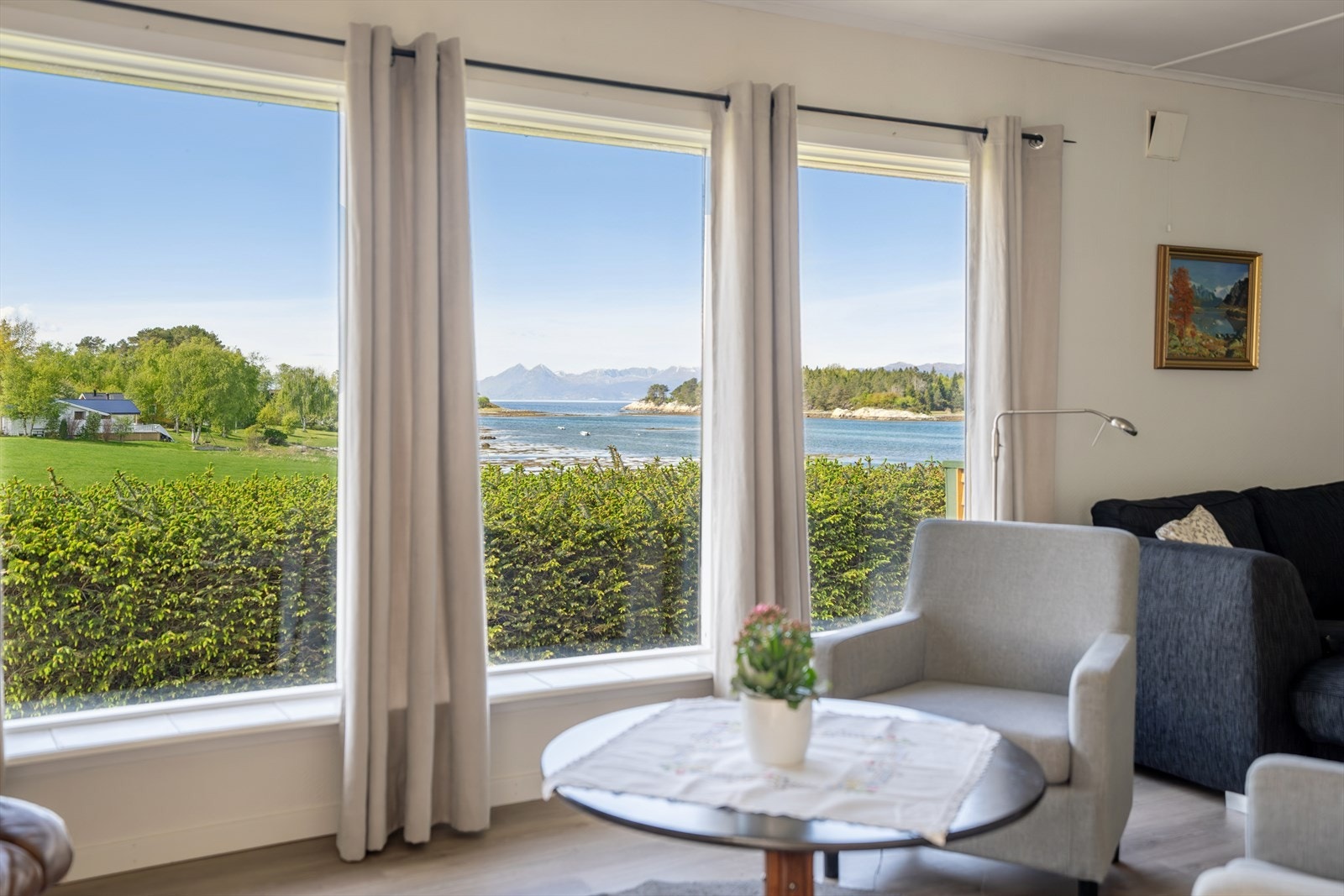 Fra stuen er det flott utsikt mot sjøen og landskapet rundt. Galleribilde