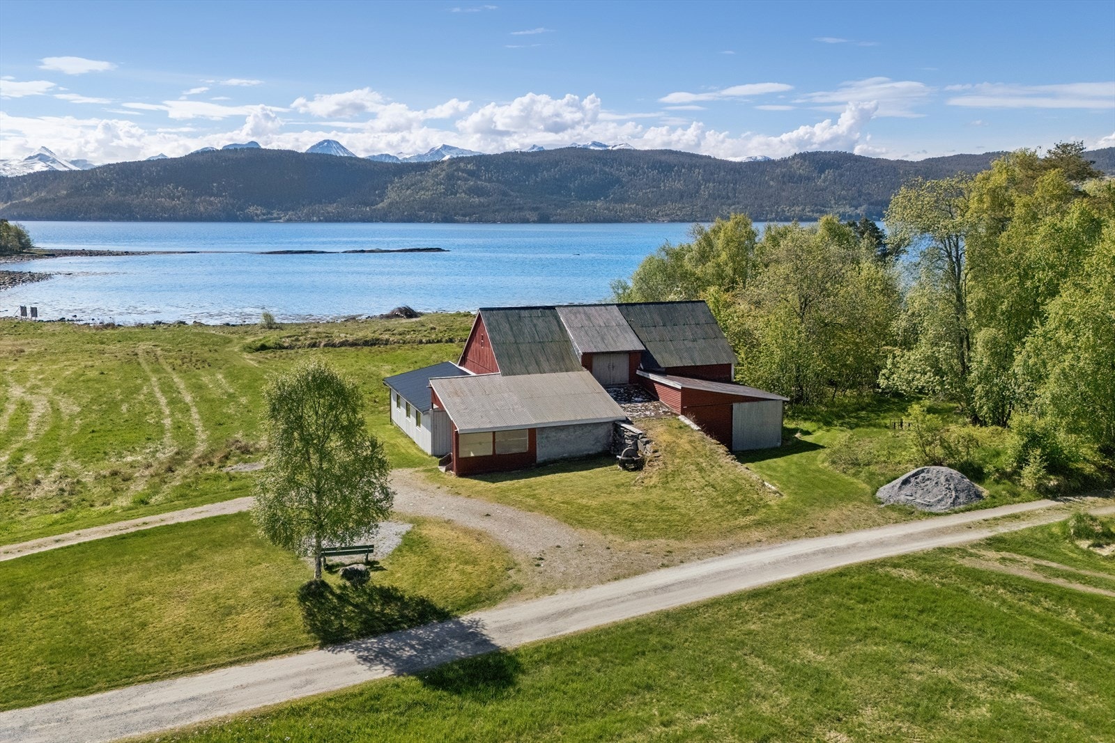 Låven har et betydelig areal fordelt over tre plan, noe som gir et enormt lagringspotensial. Galleribilde
