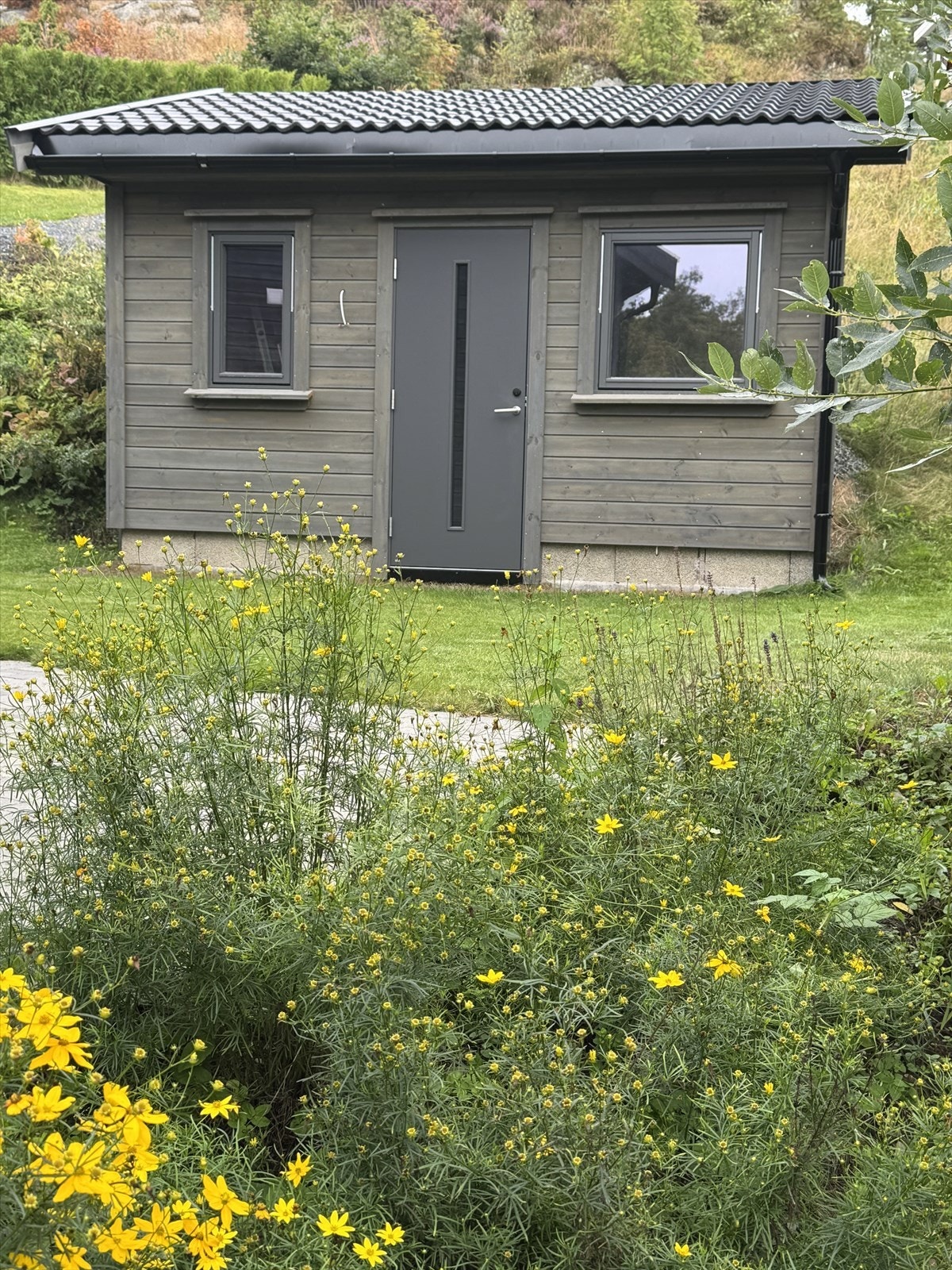 Den frittstående uteboden er innredet og har strømtilknytning. Galleribilde