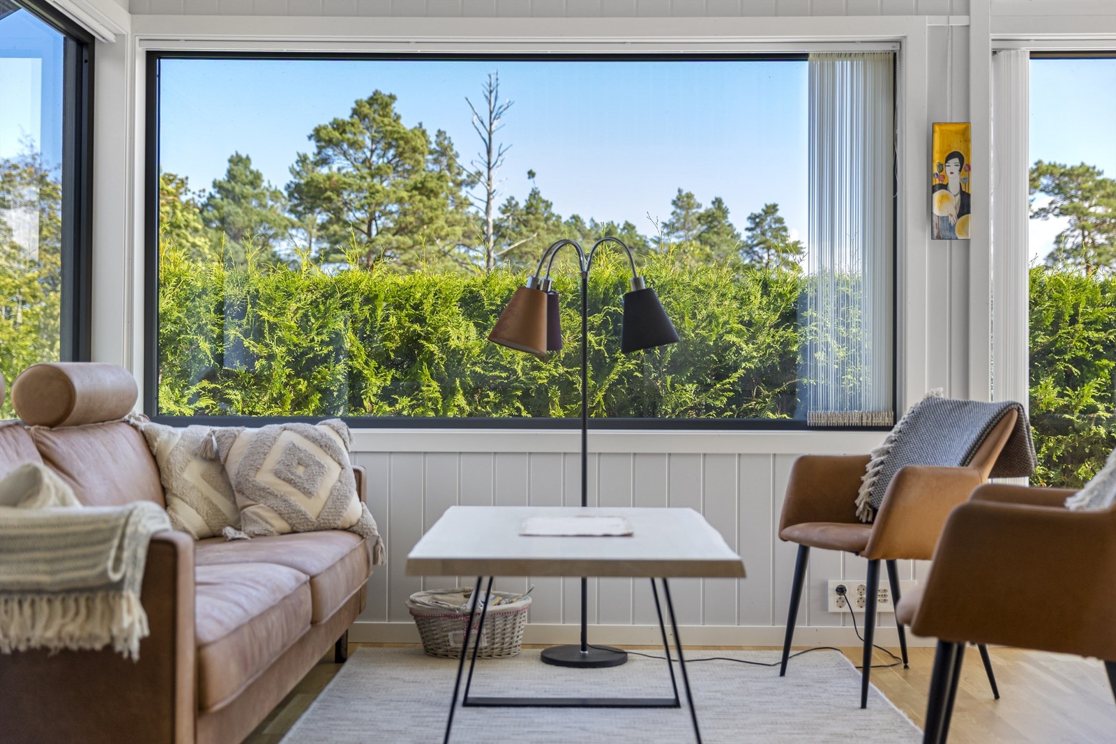 Stuedelen har plass til en komfortabel sofagruppe, med utsikt mot de grønne omgivelsene. Galleribilde
