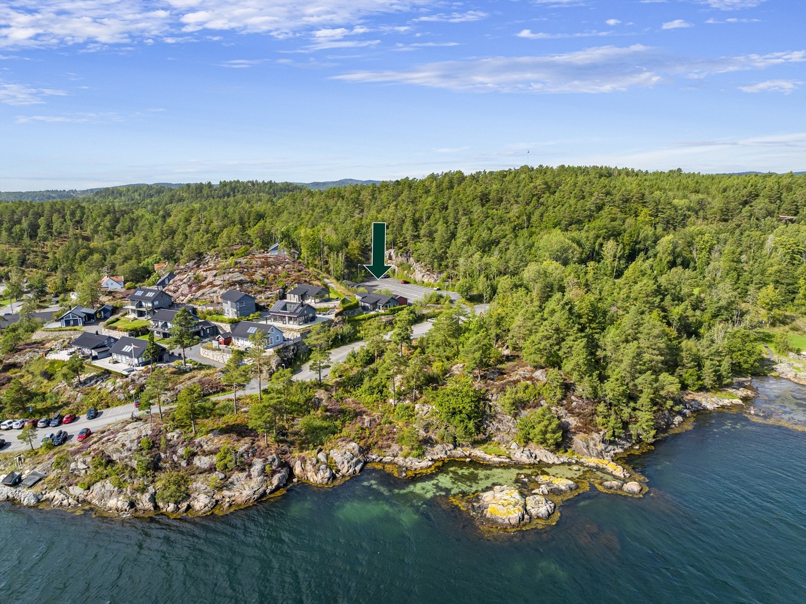 Her bor du i rolige omgivelser, men med kort vei til Tvedestrand sentrum (15 min) for servicetilbud og shopping. Galleribilde