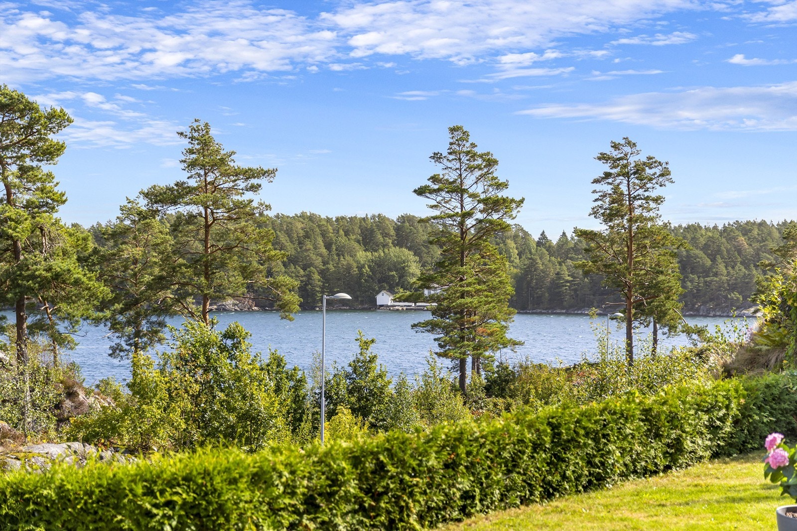 Fra eiendommen er det kun 85 meter ned til sjøen, og ca. 130 meter til badestrand. Galleribilde