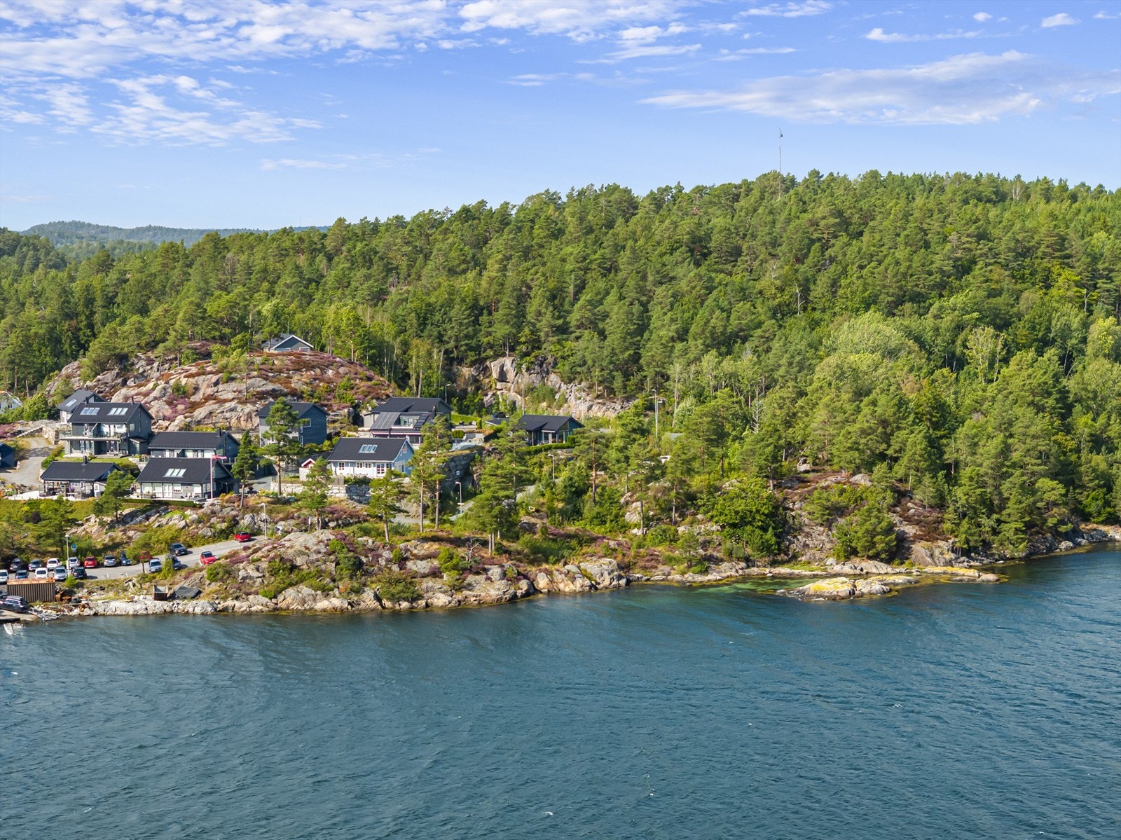 Området byr på en vakker skjærgård med fine turstier og badeplasser. Galleribilde