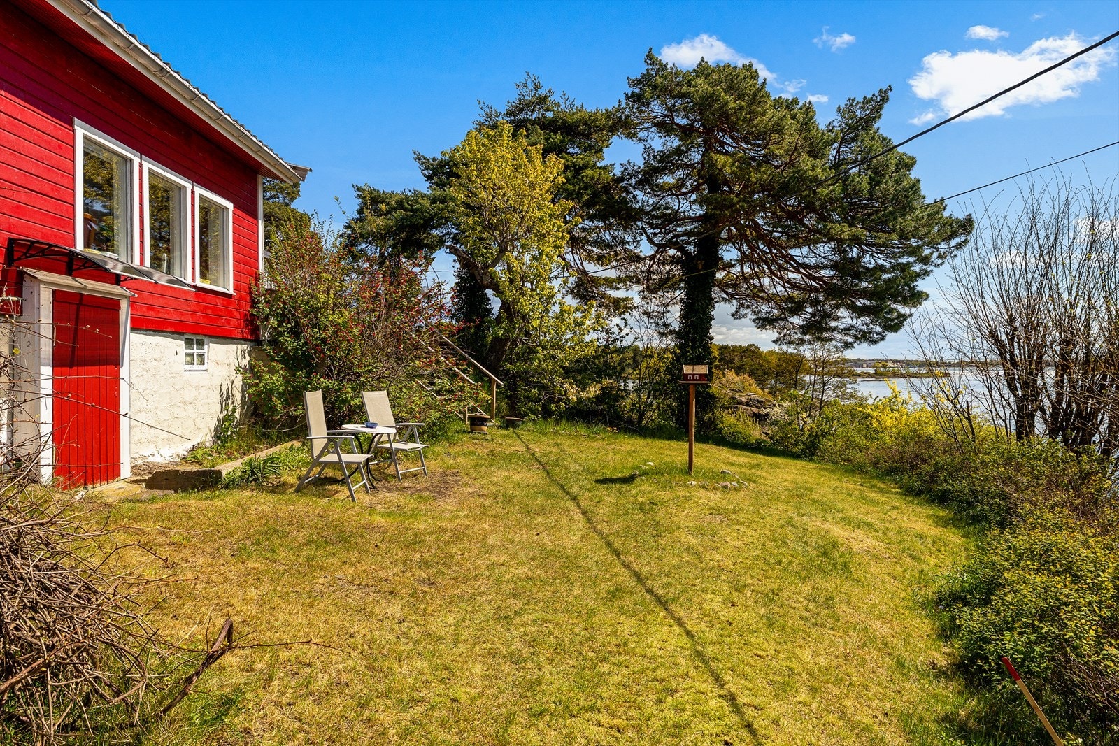 Uteområdet har flere soner for sittegrupper. Galleribilde