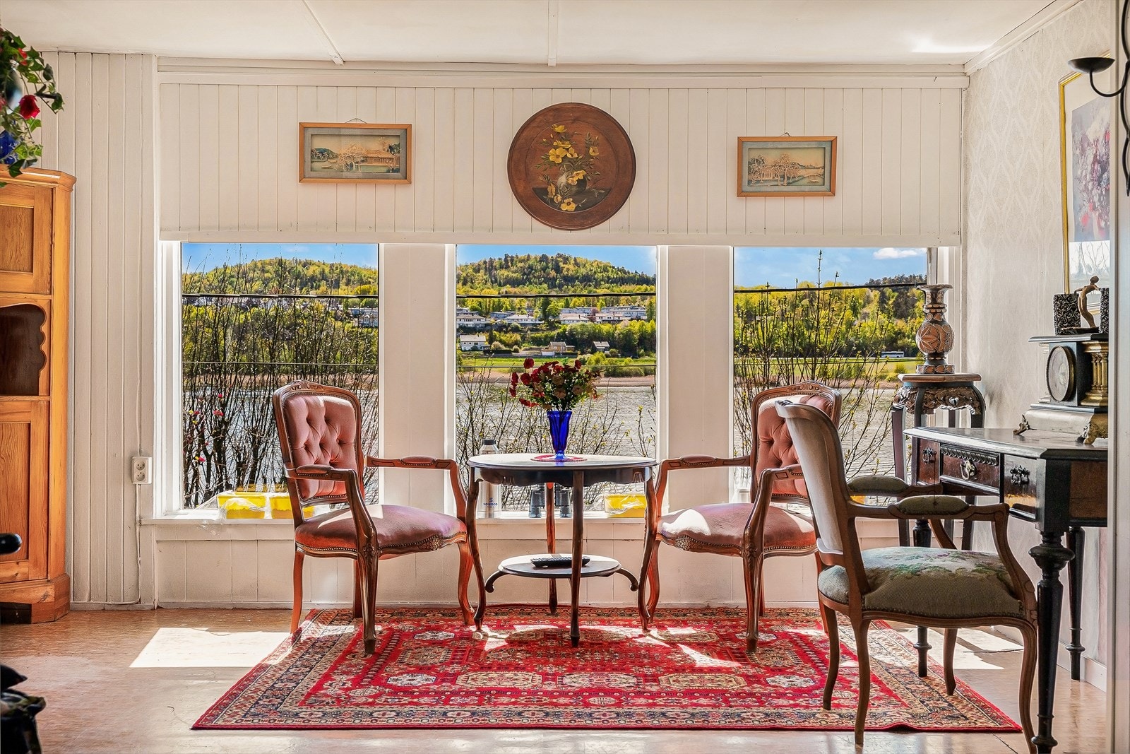 Fra sommerstuen er det fin utsikt over vannet. Galleribilde