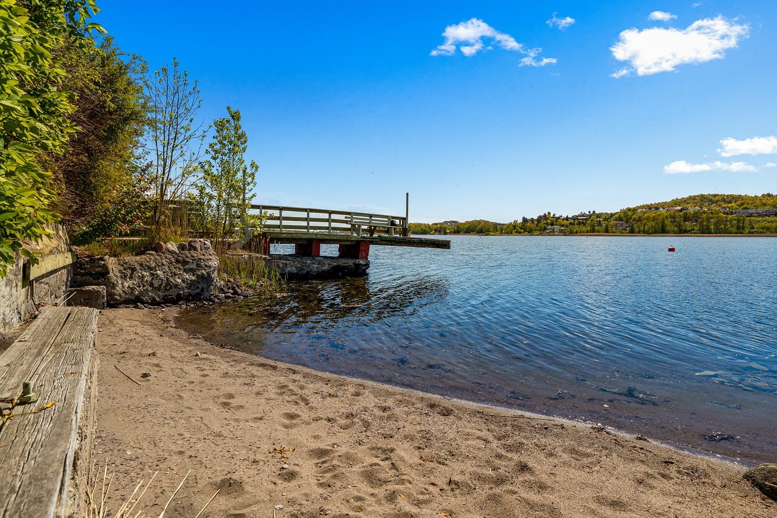 Den private strandparselen har sandstrand. Den private bøyen med moring på 3,5 tonn ses til høyre. Galleribilde
