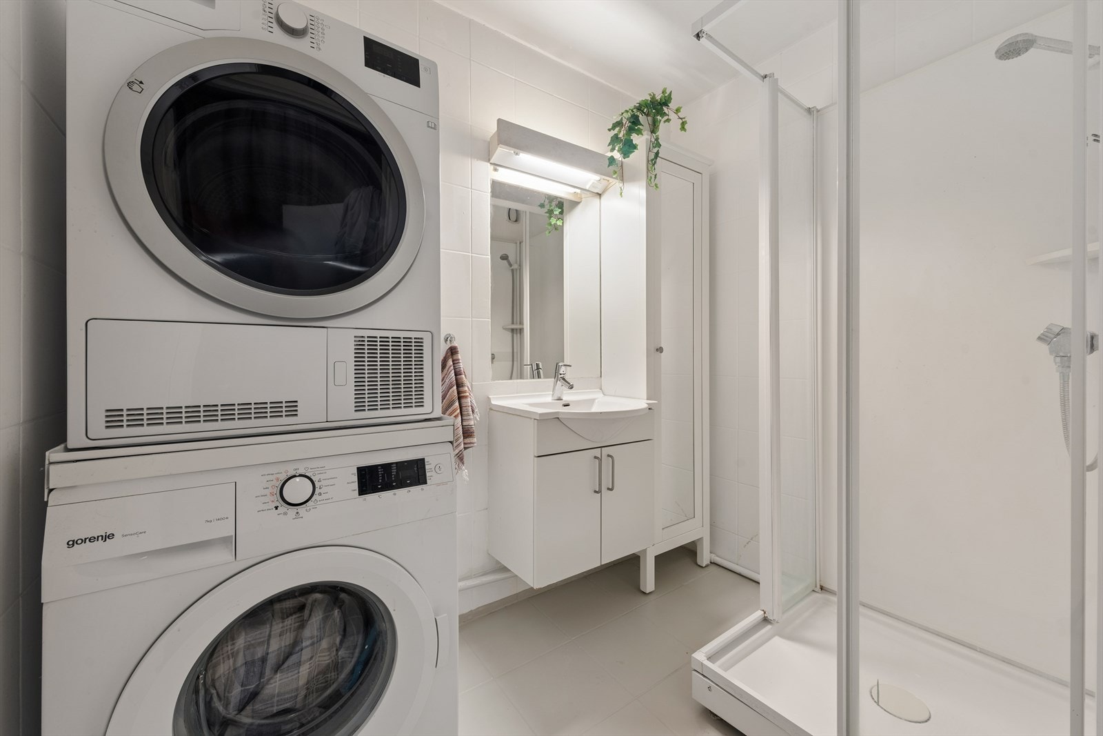 Badet har opplegg for vaskemaskin og tørketrommel. Galleribilde