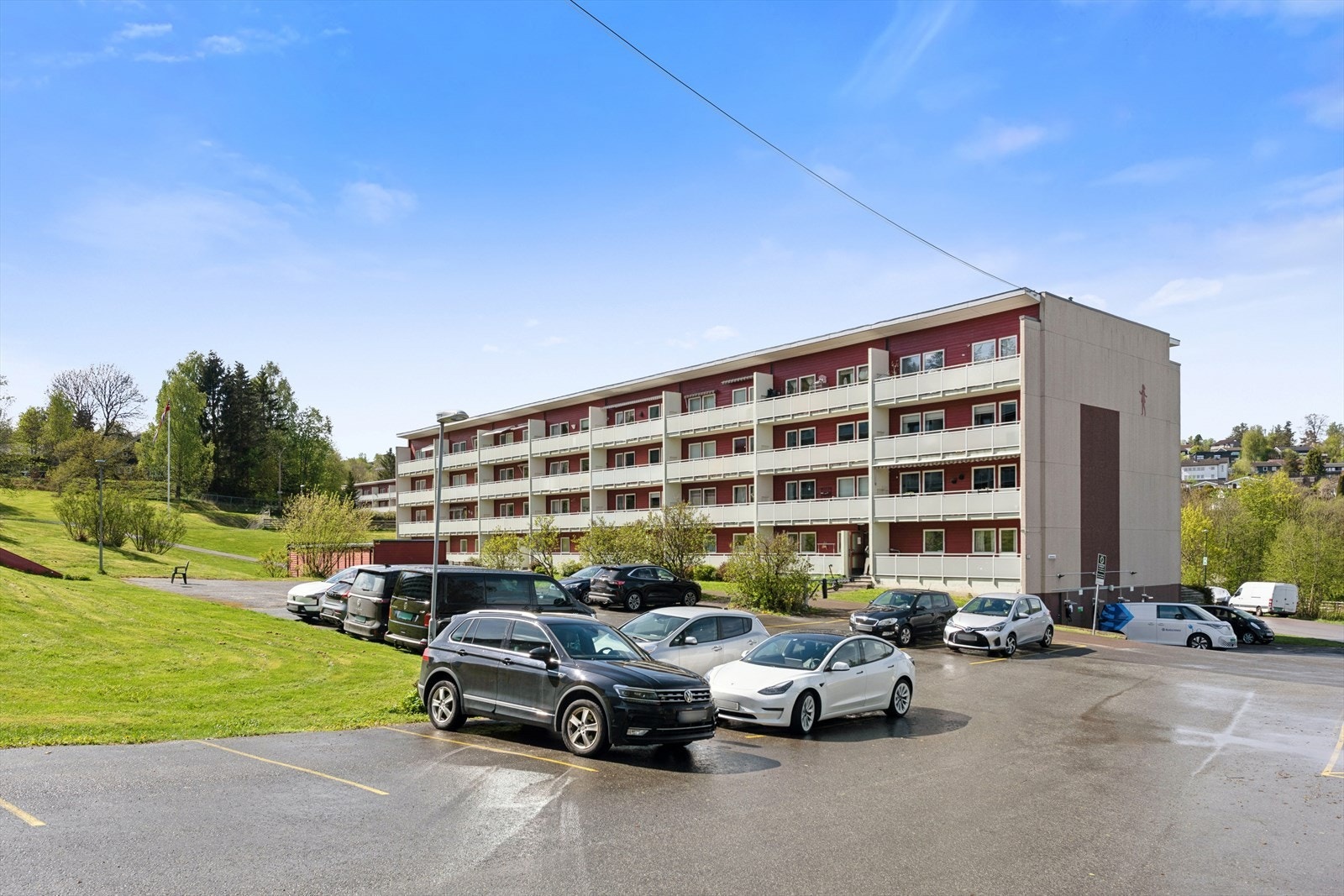 Det er biloppstillingsplass på utsiden av blokken som kan benyttes av sameiets beboere. Galleribilde