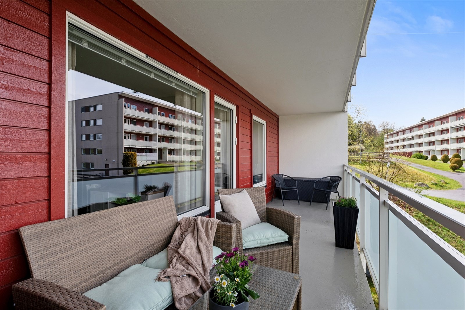 Romslig balkong på hele 12 kvm hvor du har plass til både utemøblement og grill. Galleribilde