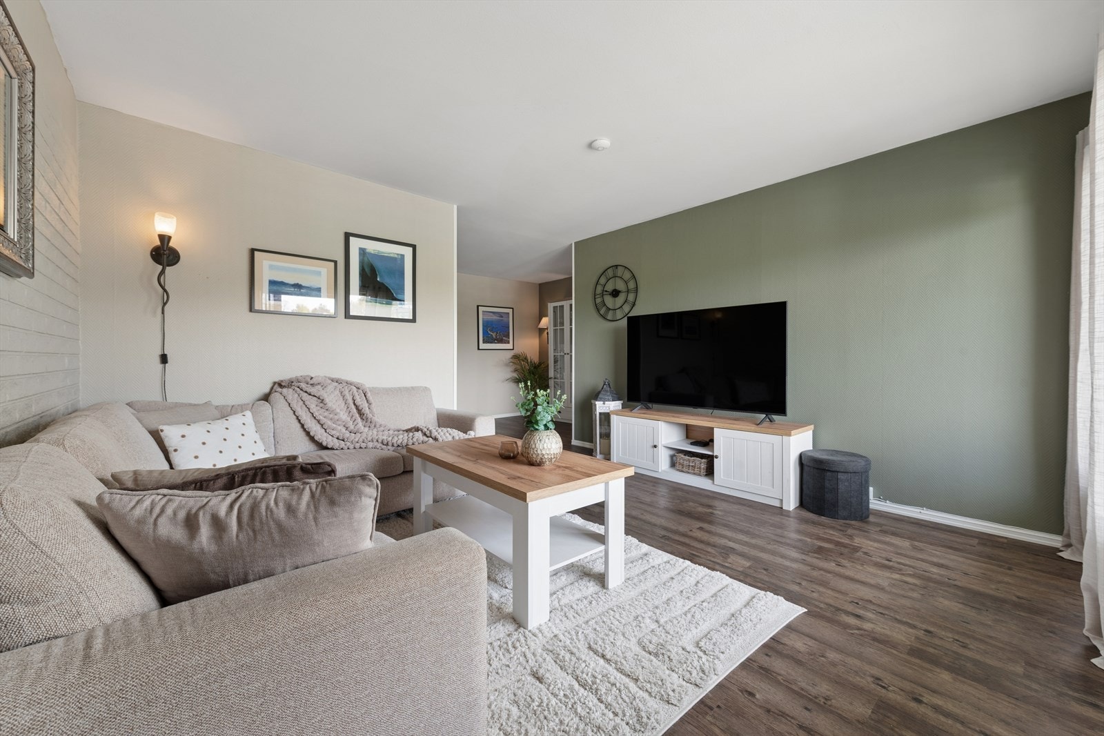 Planløsningen gjør stuen enkel å møblere, og det er god plass til sofa og tilhørende møblement. Galleribilde