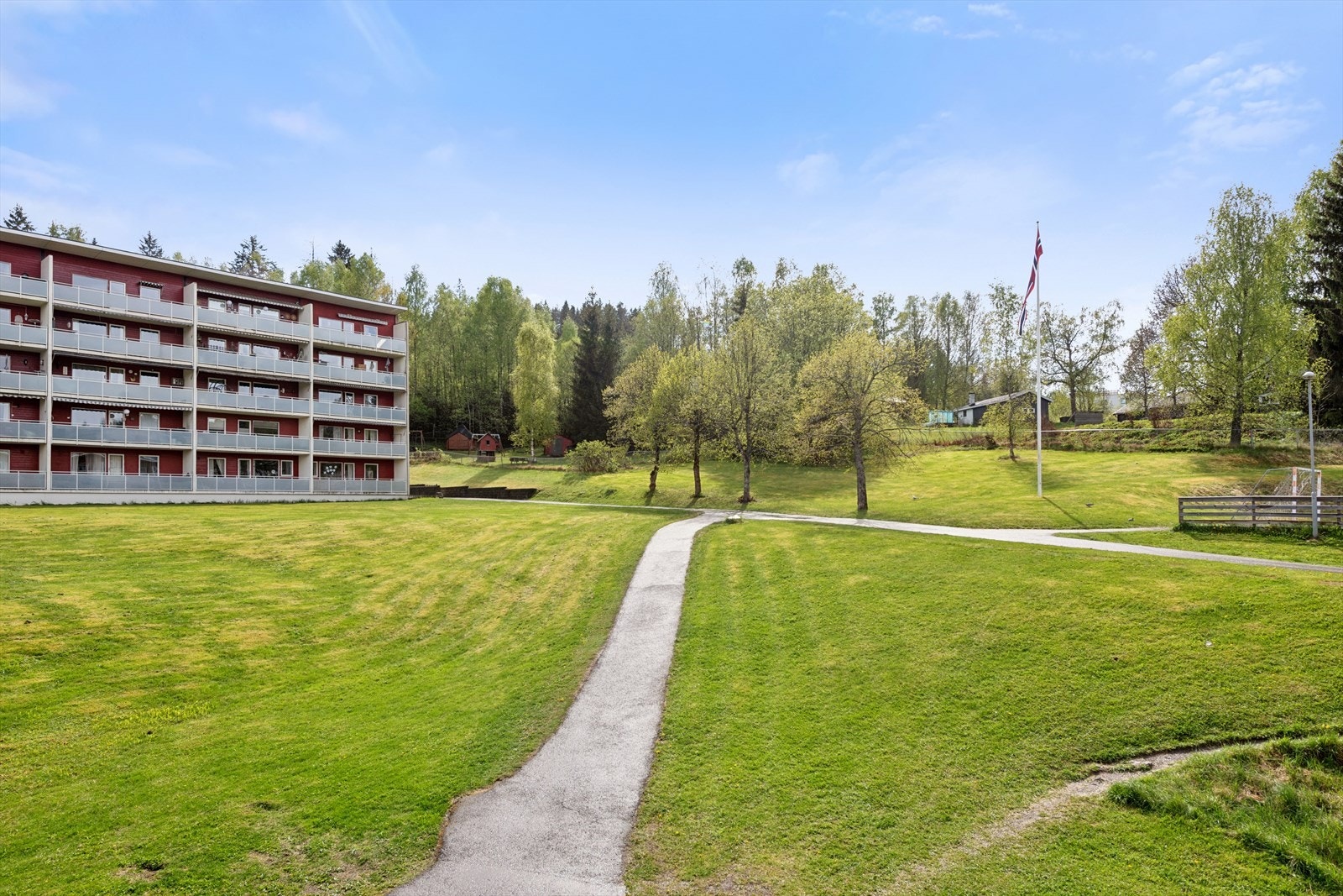 Pent opparbeidede fellesarealer utenfor boligblokken. Galleribilde