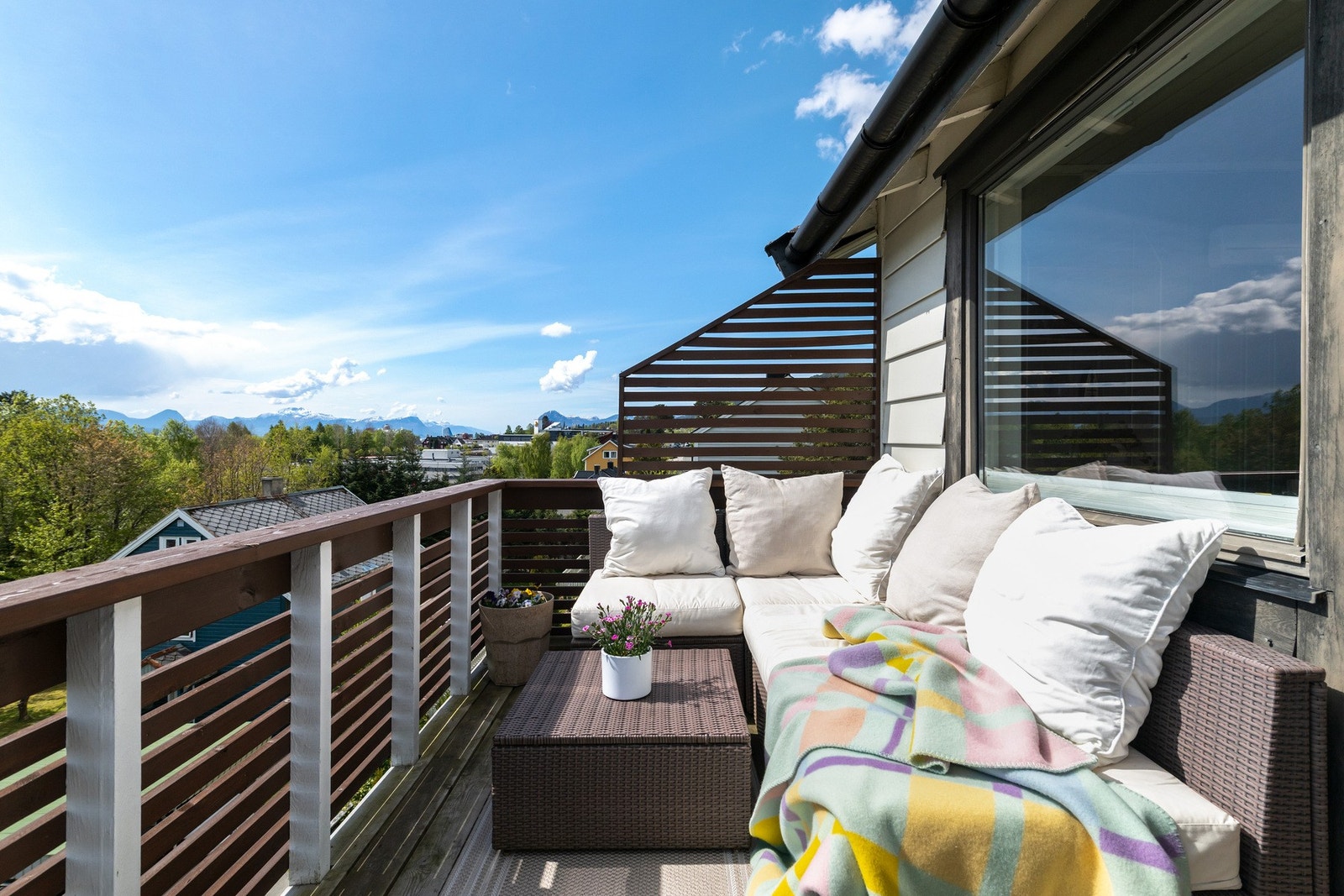 På verandaen er det god plass til utemøbler - Her kan flotte sommerdager nytes Galleribilde