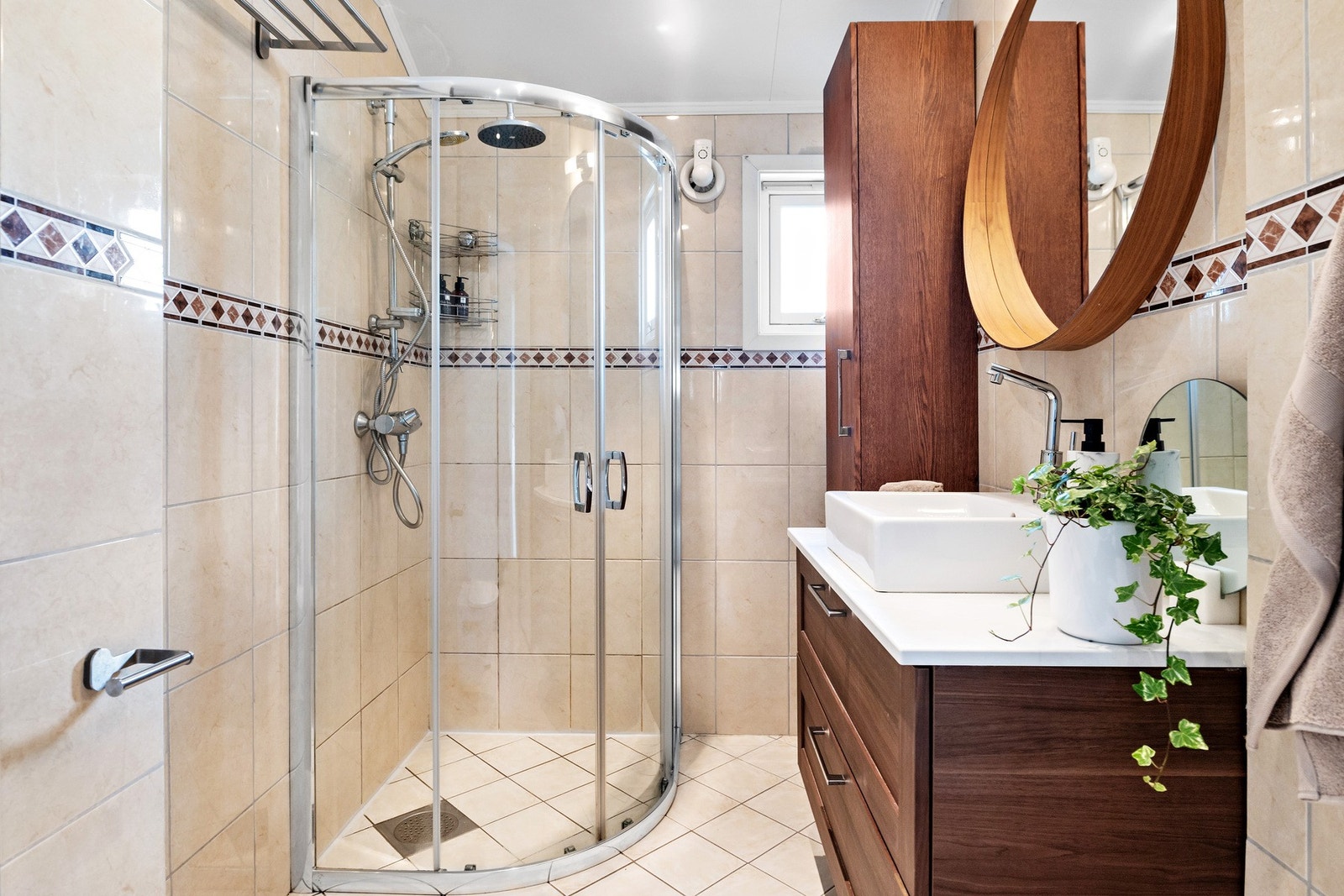 Badet har ny dusj og baderomsinnredning fra 2020 Galleribilde