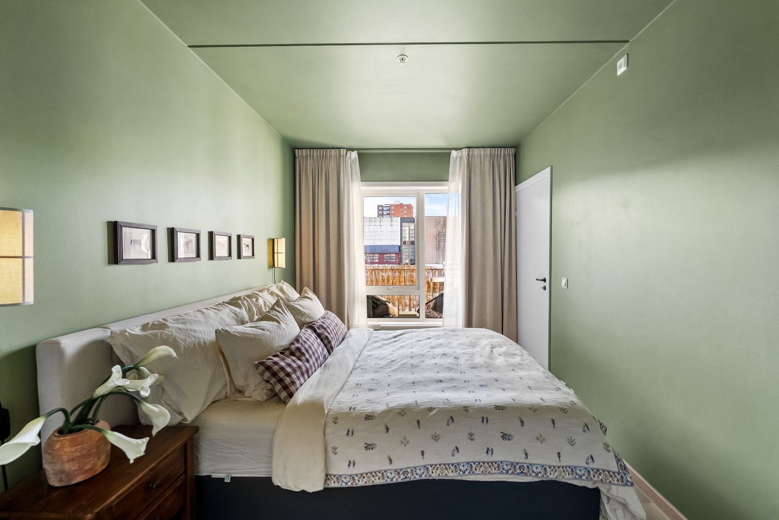Hovedsoverommet i en rolig og behagelig grønnfarge som gir rommet en lun og avslappende atmosfære. Måltilpassede gardiner med innergardiner for "hotellfølelsen". Galleribilde