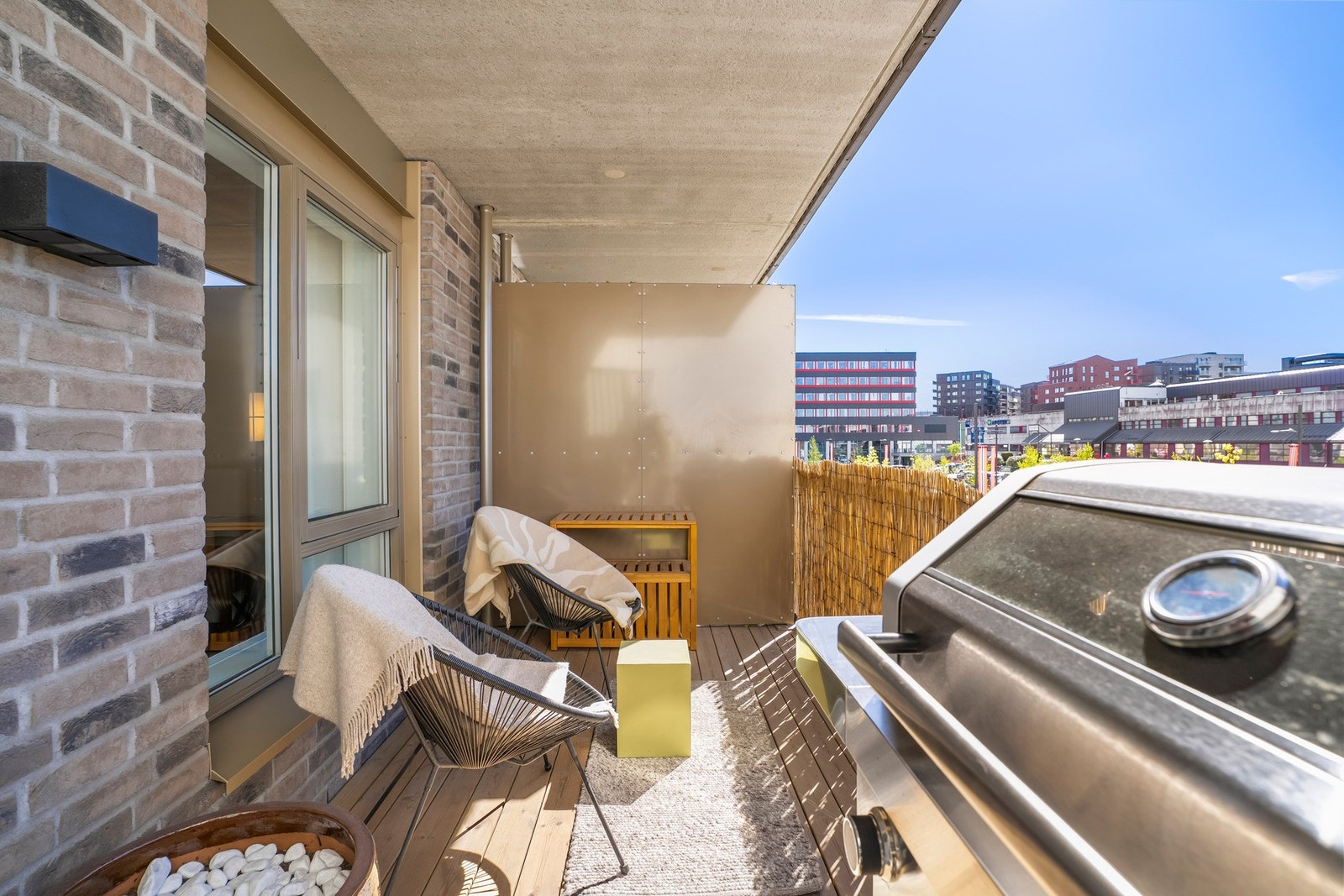 Grill og nyt sommeren på en av de to balkongene. Galleribilde