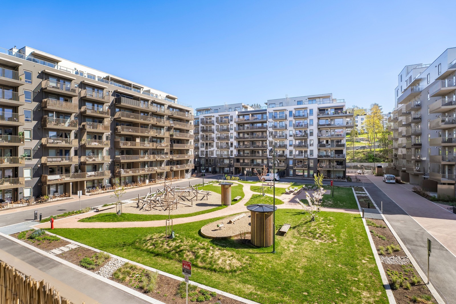Leiligheten ligger i et moderne og velholdt sameie fra 2024 med felles uteområder og parkeringsanlegg i kjeller. Galleribilde