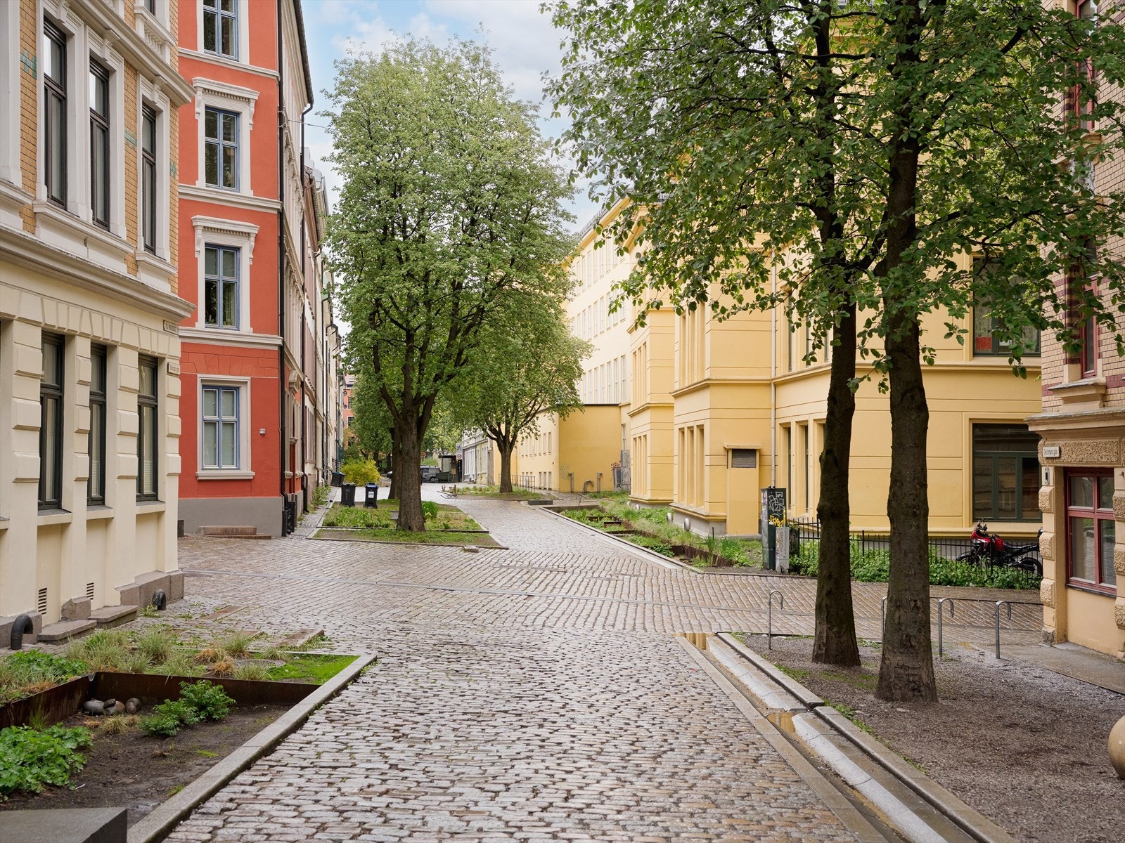 Dette er omgivelsene rett utenfor døren - brosteinsbelagte og bilfrie gater. Galleribilde