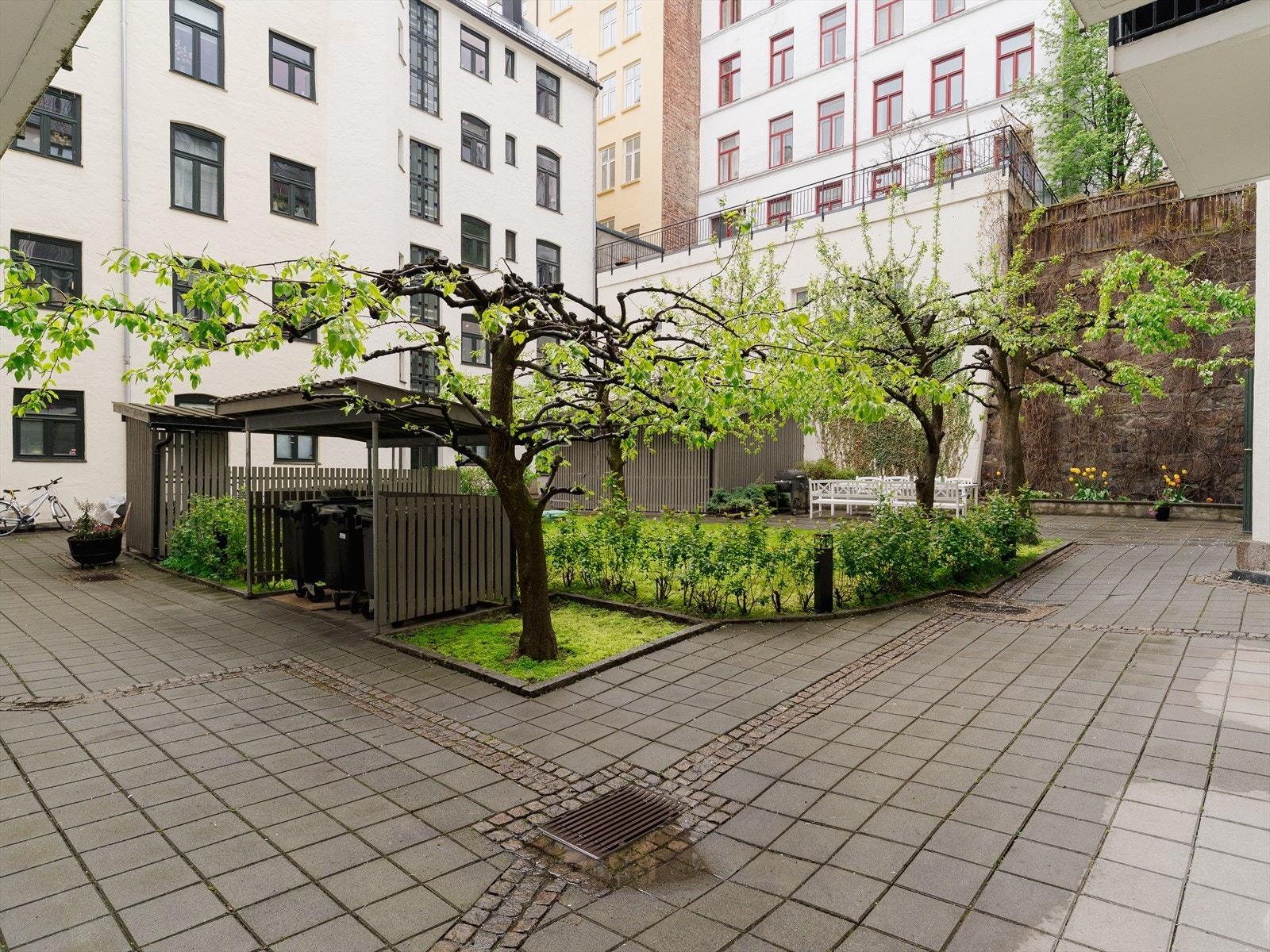 Bakgården er svært pent opparbeidet og vedlikeholdt med heller, brostein, trær, beplantning og utebelysning. Galleribilde