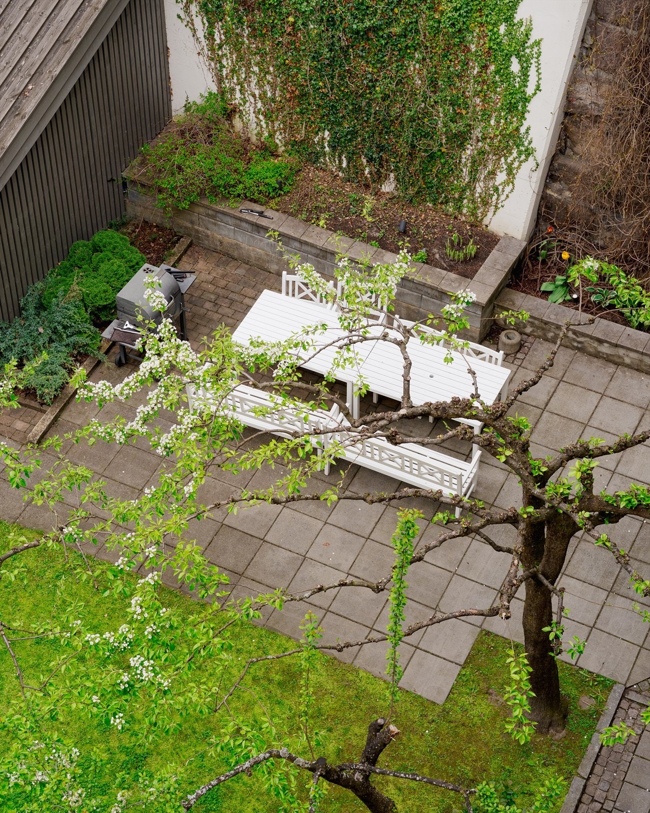 Sommerkvelder kan også nytes i borettslagets koselige bakgård, her finner du også grill. Galleribilde