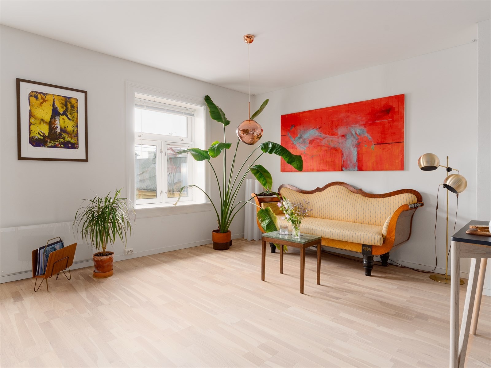 Rommets størrelse gir gode møbleringsmuligheter, med plass til både sofa- og TV-krok, samt spisebord. Galleribilde