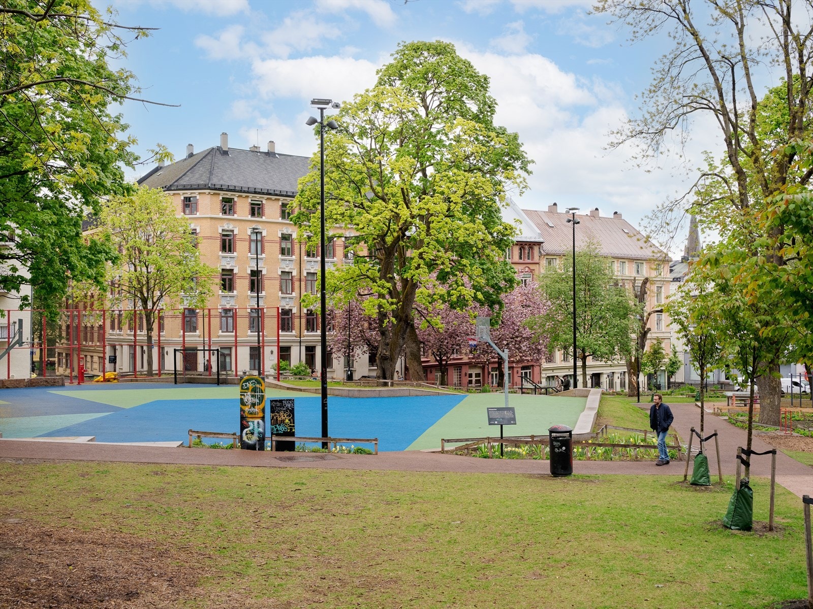 Parken er et grønt tilskudd med bl.a. treningsstativer, bordtenninsbord, sjakkbord, sittegrupper, trær og annen beplantning. Galleribilde
