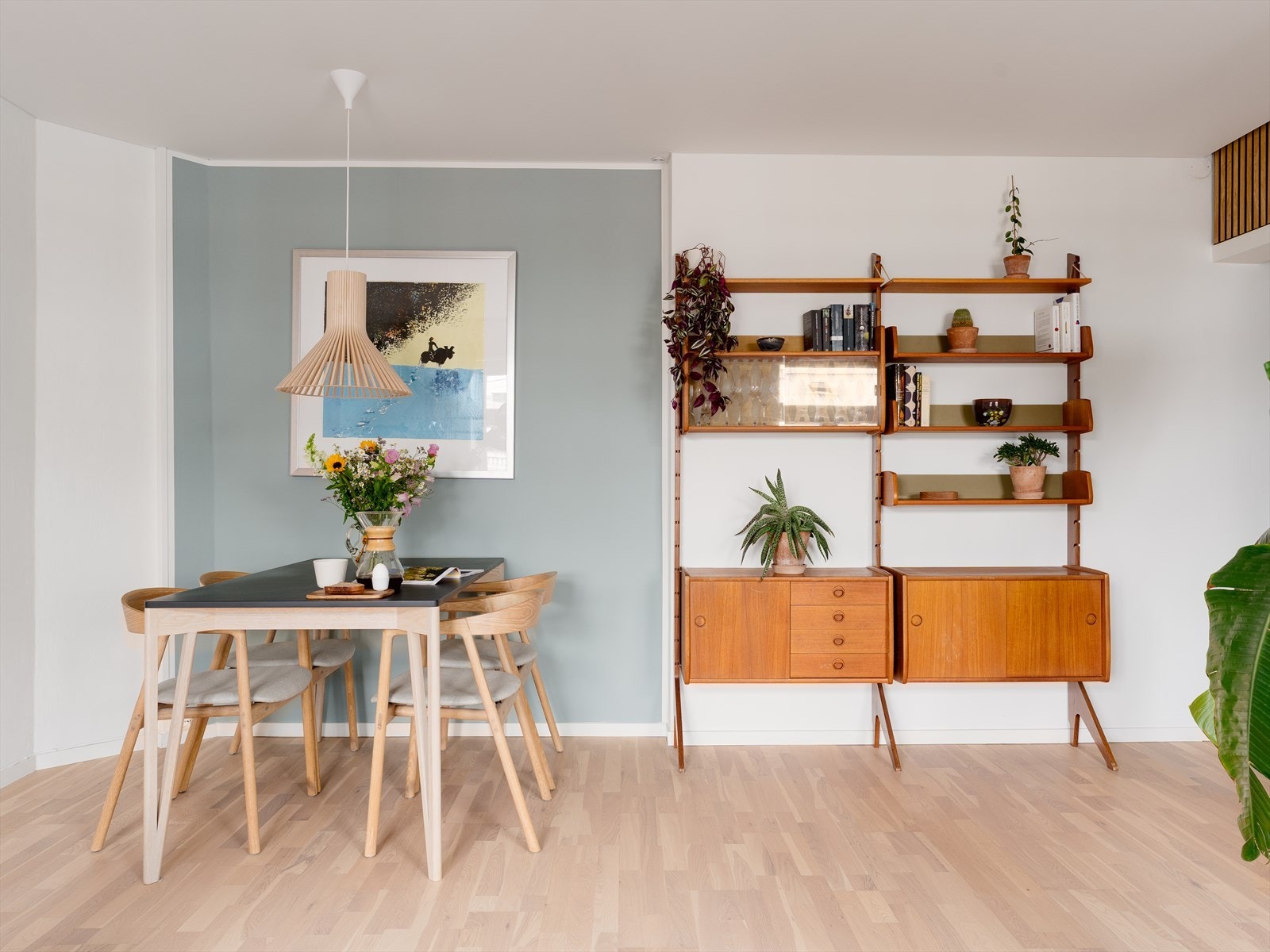Her er det god plass til å utvide spisebordet og dekke på til flere gjester. Galleribilde