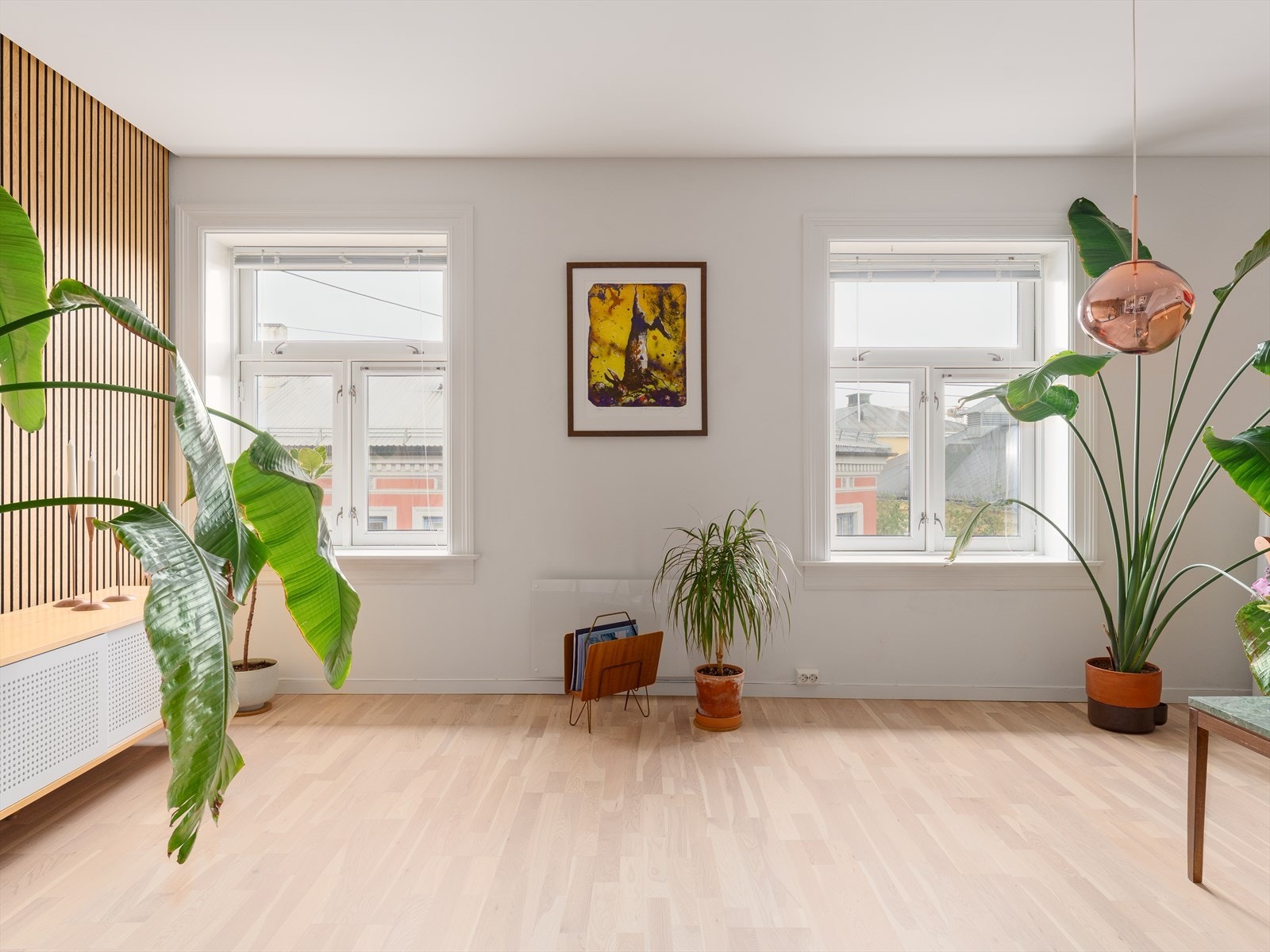 Kombinasjonen av gjennomgående planløsning, store vinduer og god intern beliggenhet bidrar til en herlig romfølelse. Galleribilde
