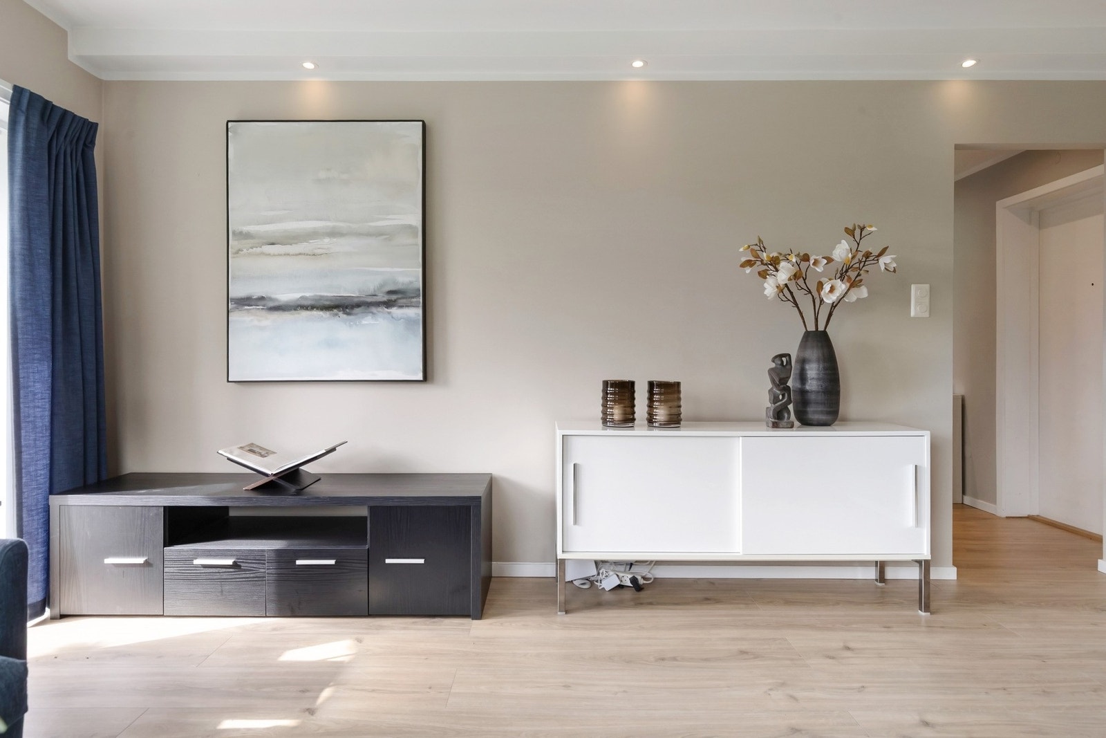 Det er lagt laminatgulv i boligen kombinert med malte, slette vegg- og himlingsflater. Downlights i himling i flere rom bidrar til en behagelig belysning og moderne atmosfære. Galleribilde