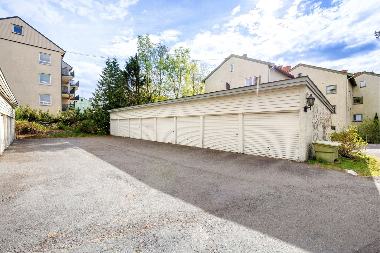 Sameiet disponerer 3 parkeringsplasser ved innkjøring til eiendommen. Enkelte sameiere leier garasjeplass av bortfester og det er mulig å sette seg på venteliste. Galleribilde