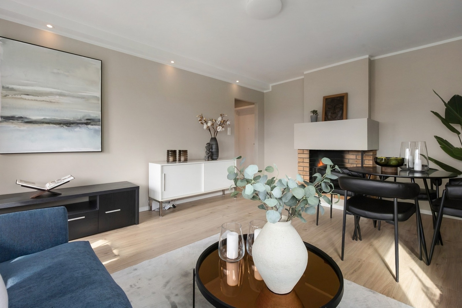 Stuen har gode møbleringsmuligheter for både sofagruppe og spisebord. Galleribilde