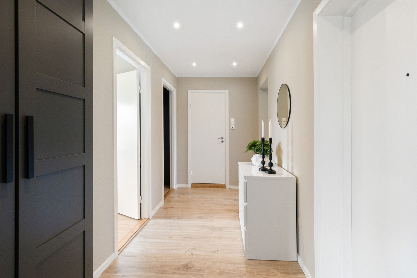 Velkommen inn i en lys og hyggelig leilighet med gjennomgående oppgradert standard. Galleribilde